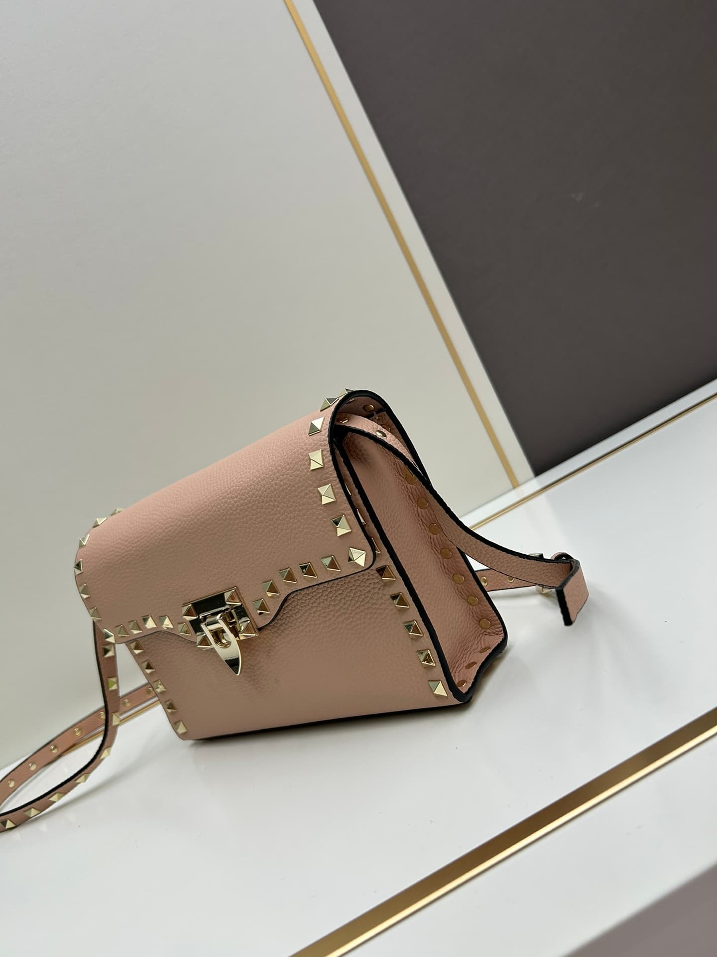 C7756 Valentino Valentino store’s best-selling item 💪 It’s versatile and fashionable; the bag has a great feel, it’s hard to believe! — image 3