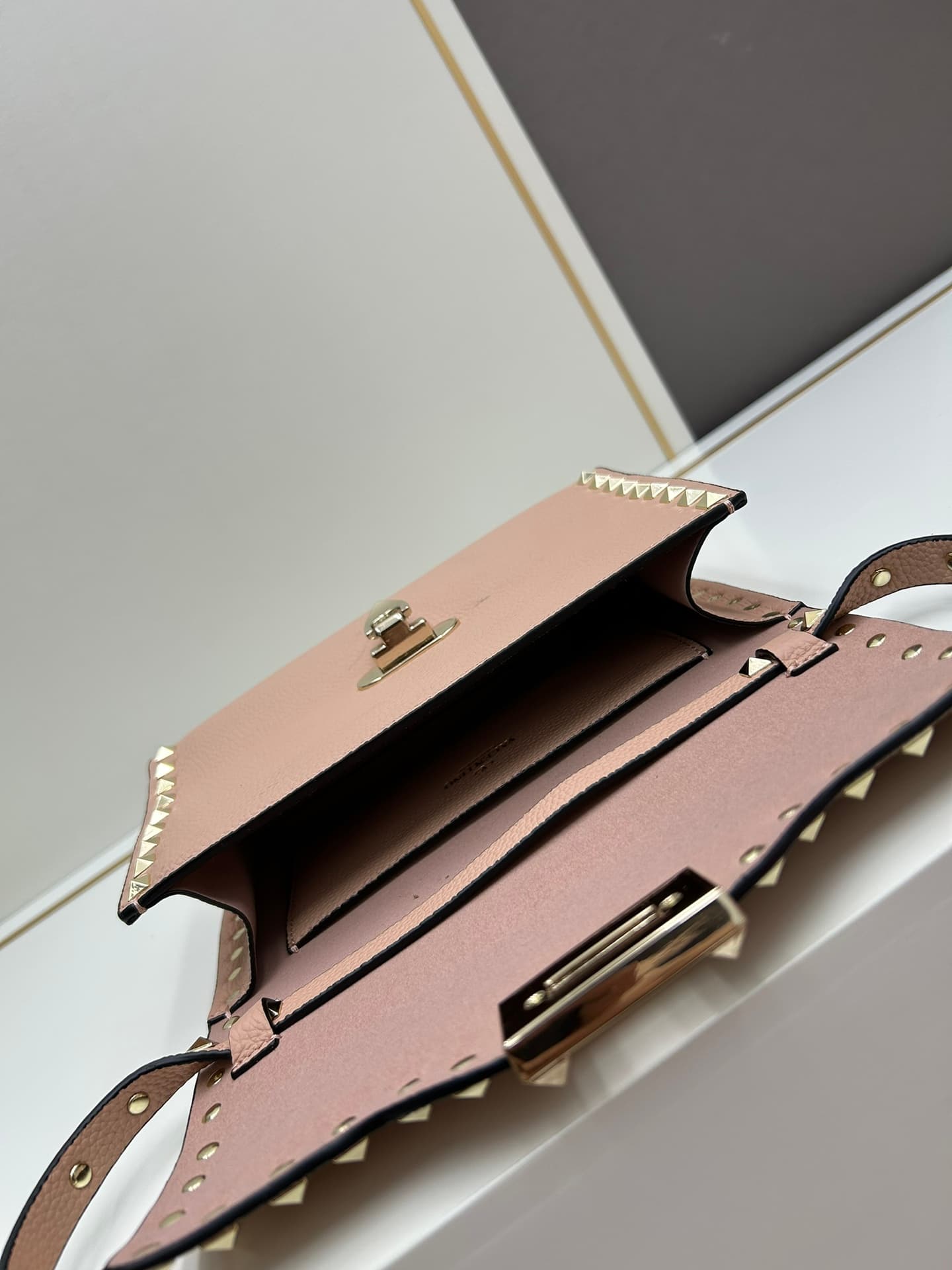 C7756 Valentino Valentino store’s best-selling item 💪 It’s versatile and fashionable; the bag has a great feel, it’s hard to believe! — image 8