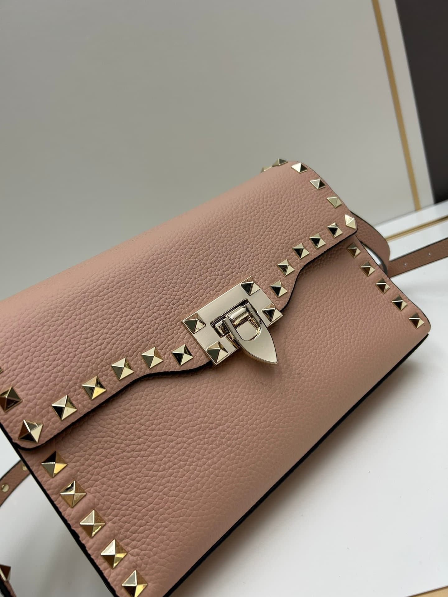 C7756 Valentino Valentino store’s best-selling item 💪 It’s versatile and fashionable; the bag has a great feel, it’s hard to believe! — image 5