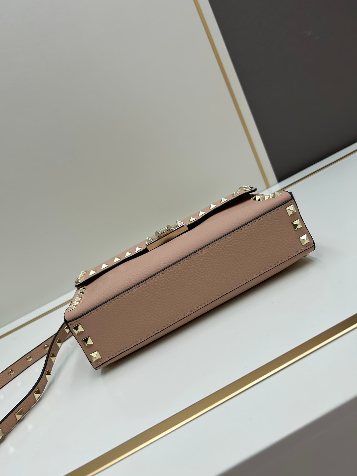 C7756 Valentino Valentino store’s best-selling item 💪 It’s versatile and fashionable; the bag has a great feel, it’s hard to believe! — image 6