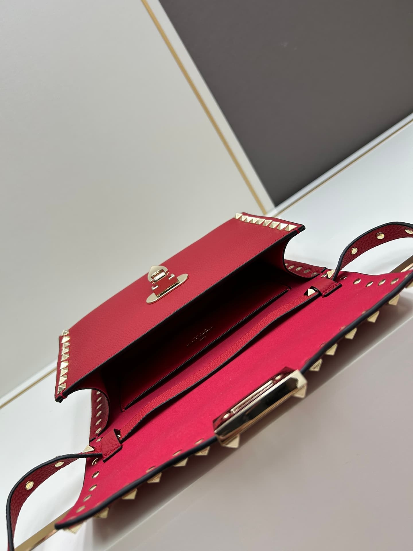 C7754 Valentino Valentino counter’s best-selling item 💪 It’s versatile and fashionable; the bag has a great feel, so it’s hard to believe that it’s just a bag. — image 8