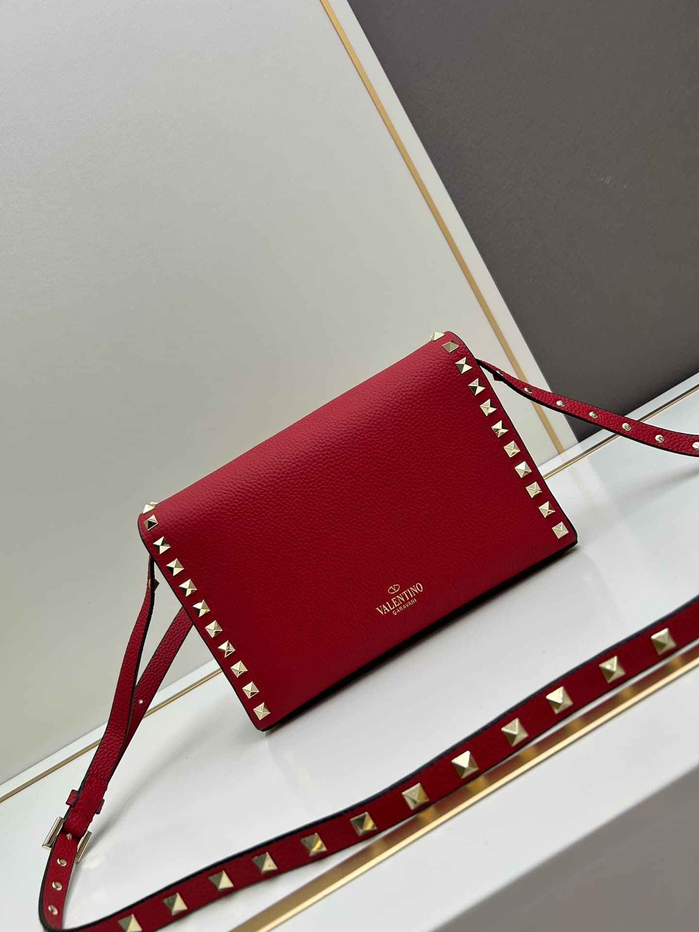 C7754 Valentino Valentino counter’s best-selling item 💪 It’s versatile and fashionable; the bag has a great feel, so it’s hard to believe that it’s just a bag. — image 4
