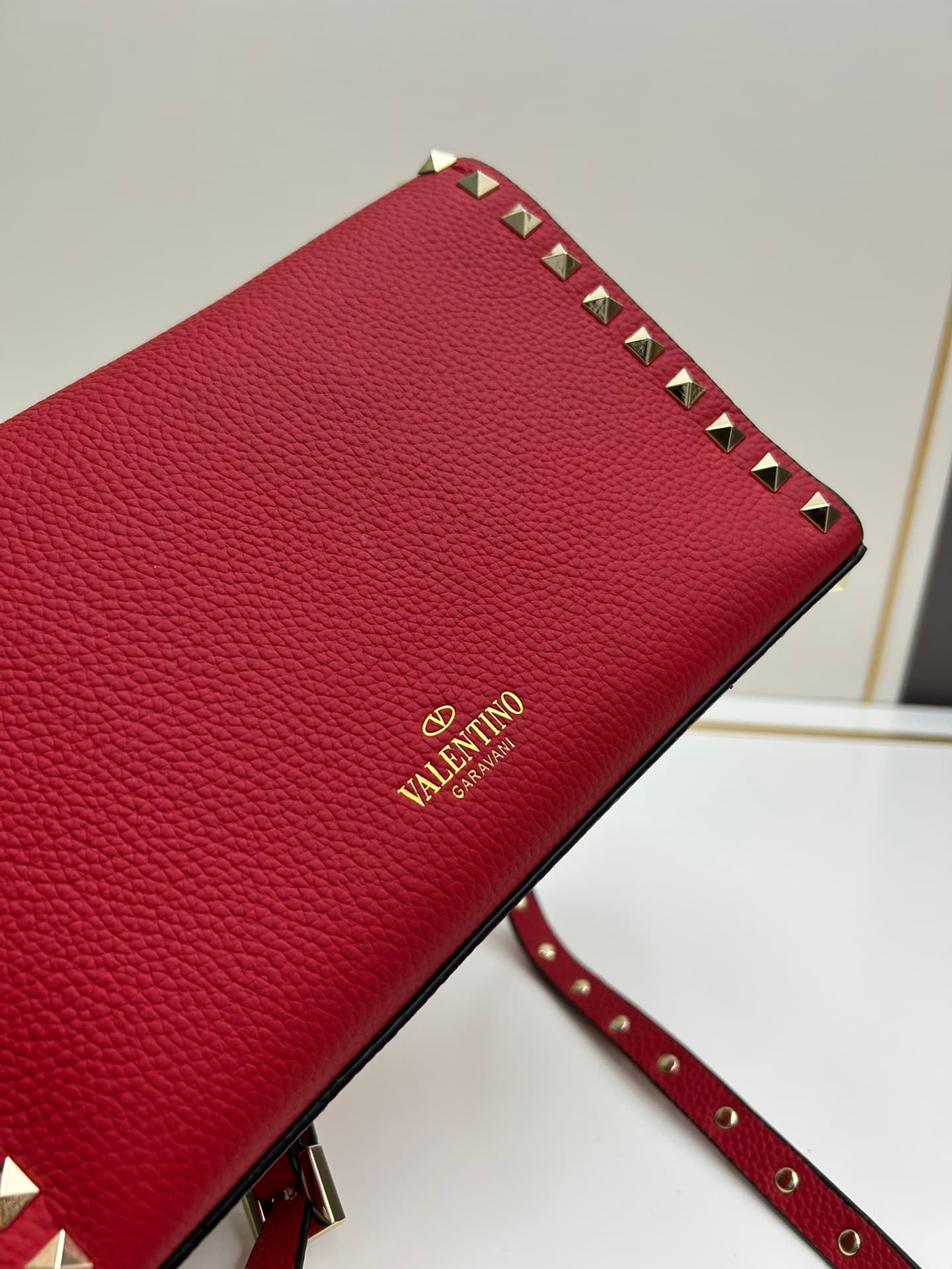 C7754 Valentino Valentino counter’s best-selling item 💪 It’s versatile and fashionable; the bag has a great feel, so it’s hard to believe that it’s just a bag. — image 7
