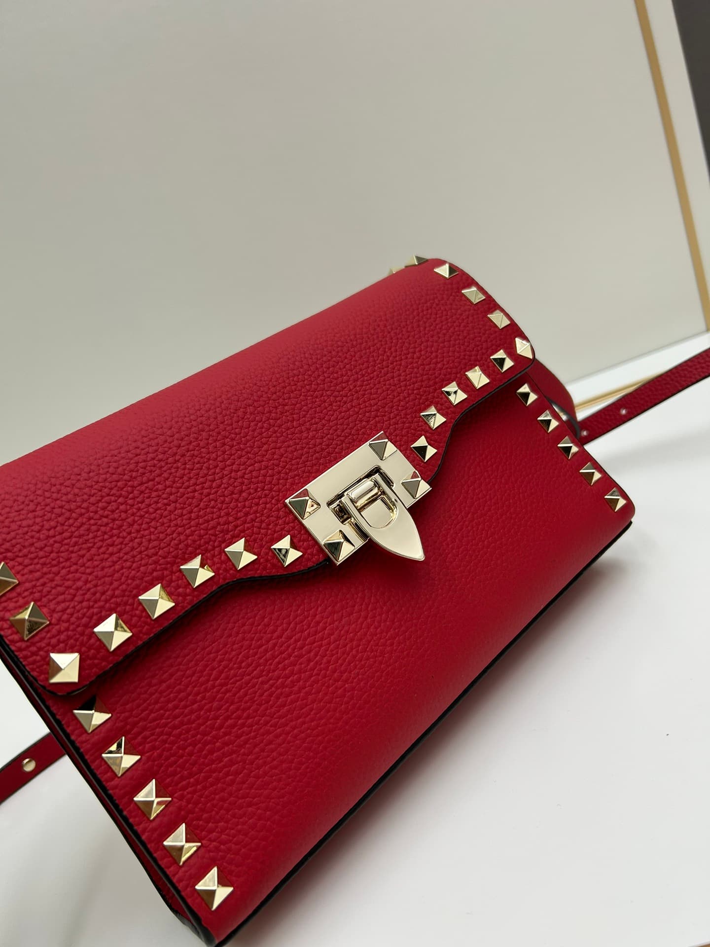 C7754 Valentino Valentino counter’s best-selling item 💪 It’s versatile and fashionable; the bag has a great feel, so it’s hard to believe that it’s just a bag. — image 5