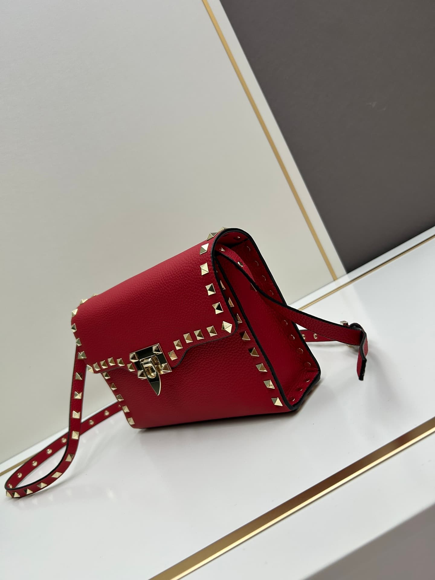 C7754 Valentino Valentino counter’s best-selling item 💪 It’s versatile and fashionable; the bag has a great feel, so it’s hard to believe that it’s just a bag. — image 3