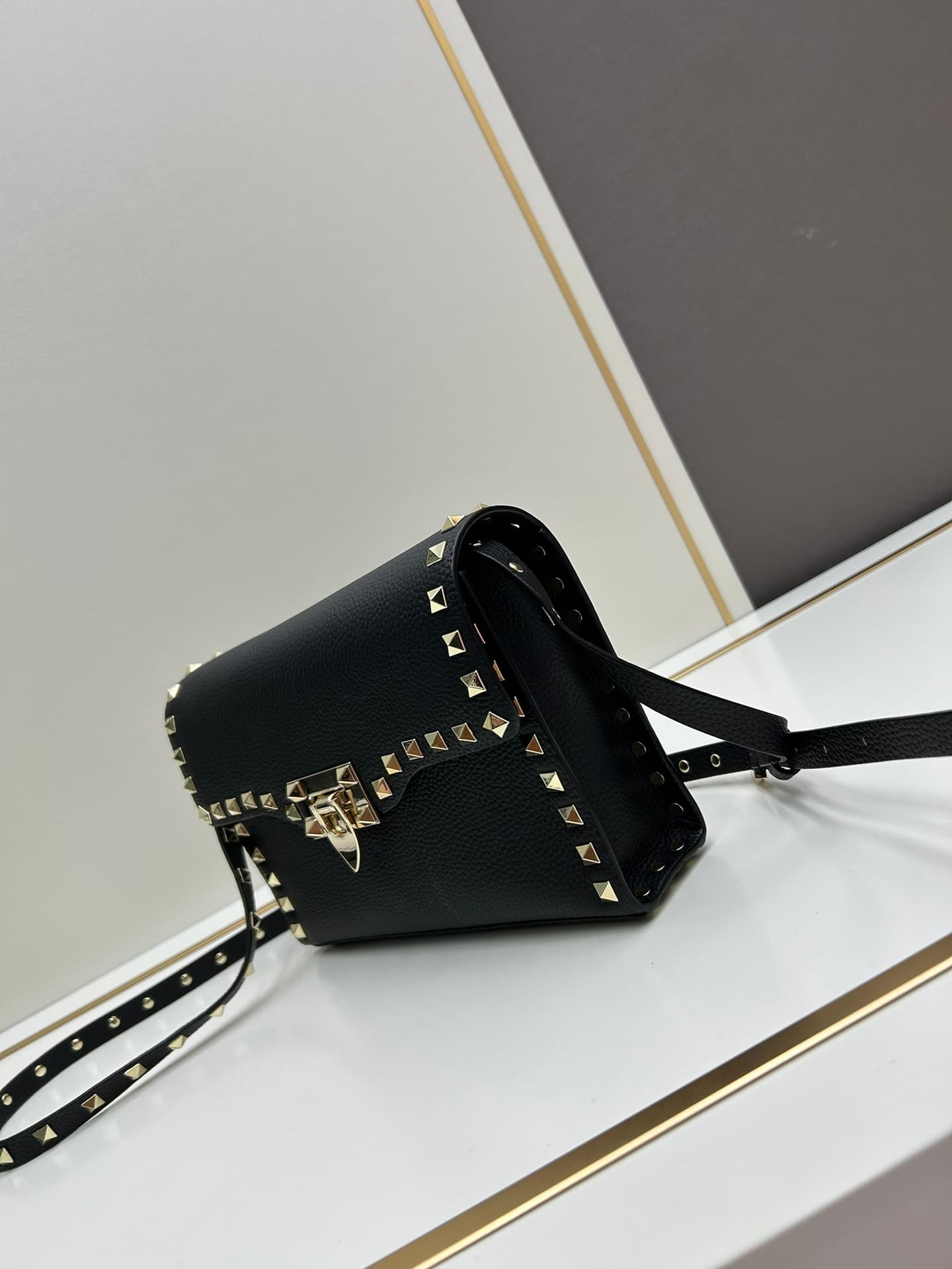 C7753 Valentino Valentino store’s best-selling item 💪 It’s versatile and fashionable; the bag has a great feel, it’s hard to believe! — image 3