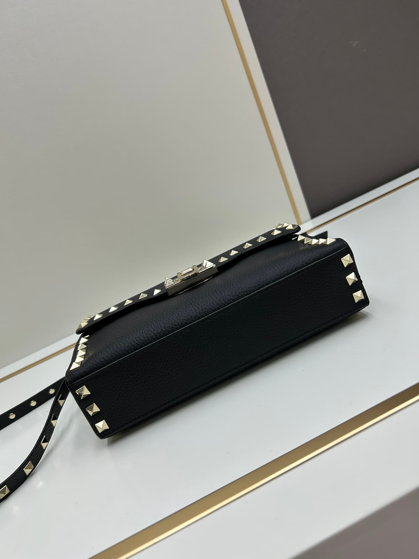C7753 Valentino Valentino store’s best-selling item 💪 It’s versatile and fashionable; the bag has a great feel, it’s hard to believe! — image 6