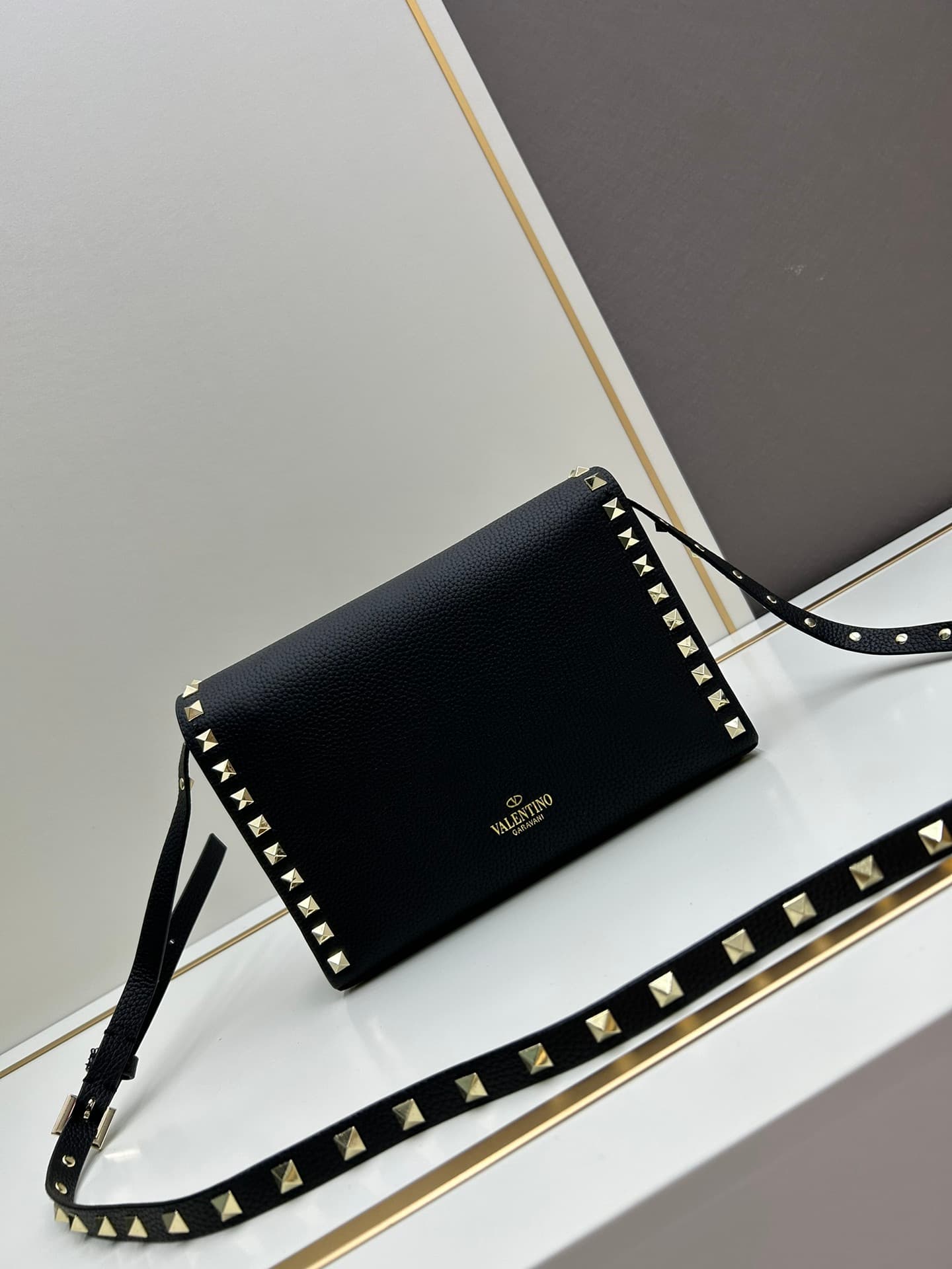C7753 Valentino Valentino store’s best-selling item 💪 It’s versatile and fashionable; the bag has a great feel, it’s hard to believe! — image 4