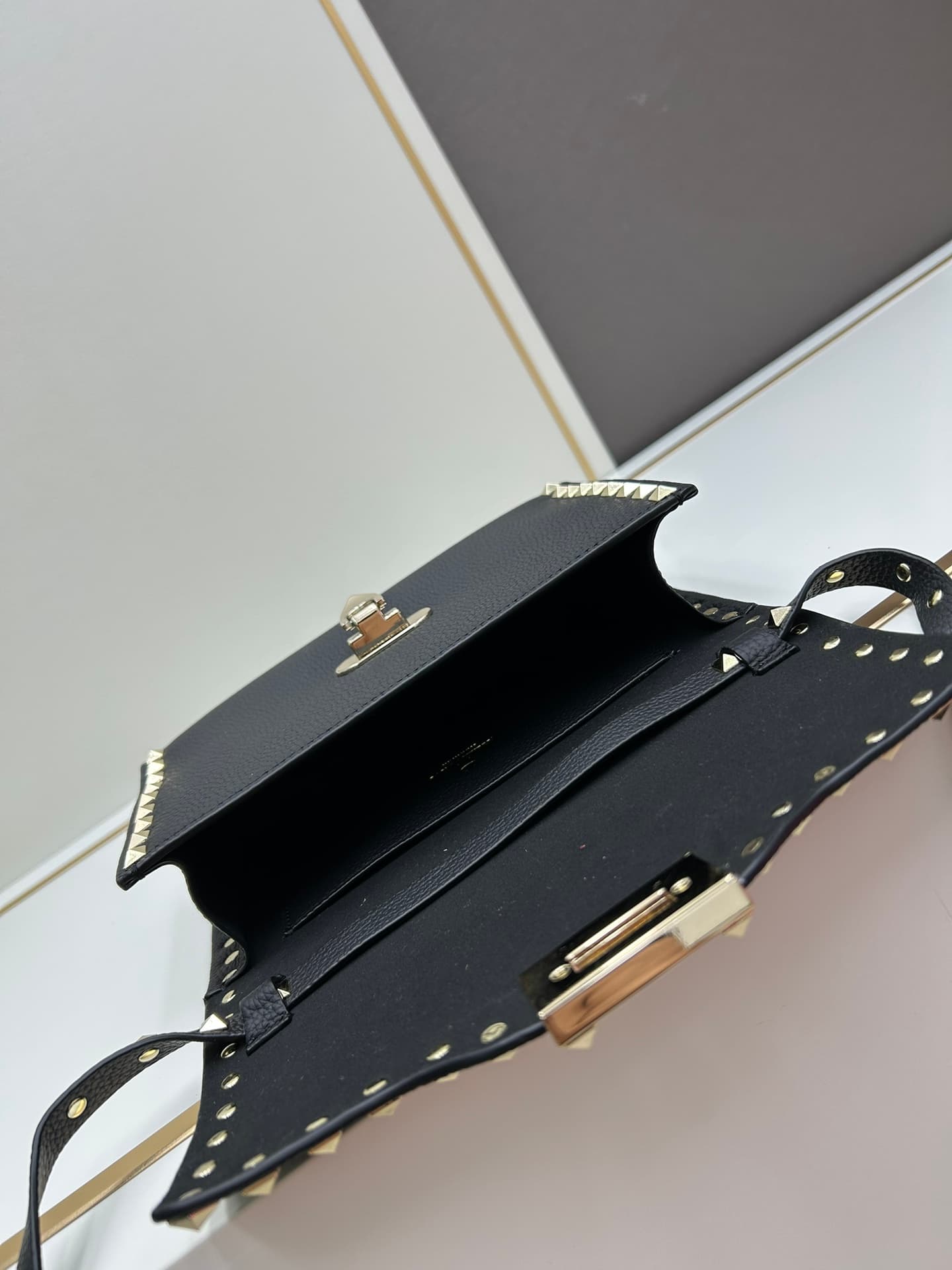 C7753 Valentino Valentino store’s best-selling item 💪 It’s versatile and fashionable; the bag has a great feel, it’s hard to believe! — image 8