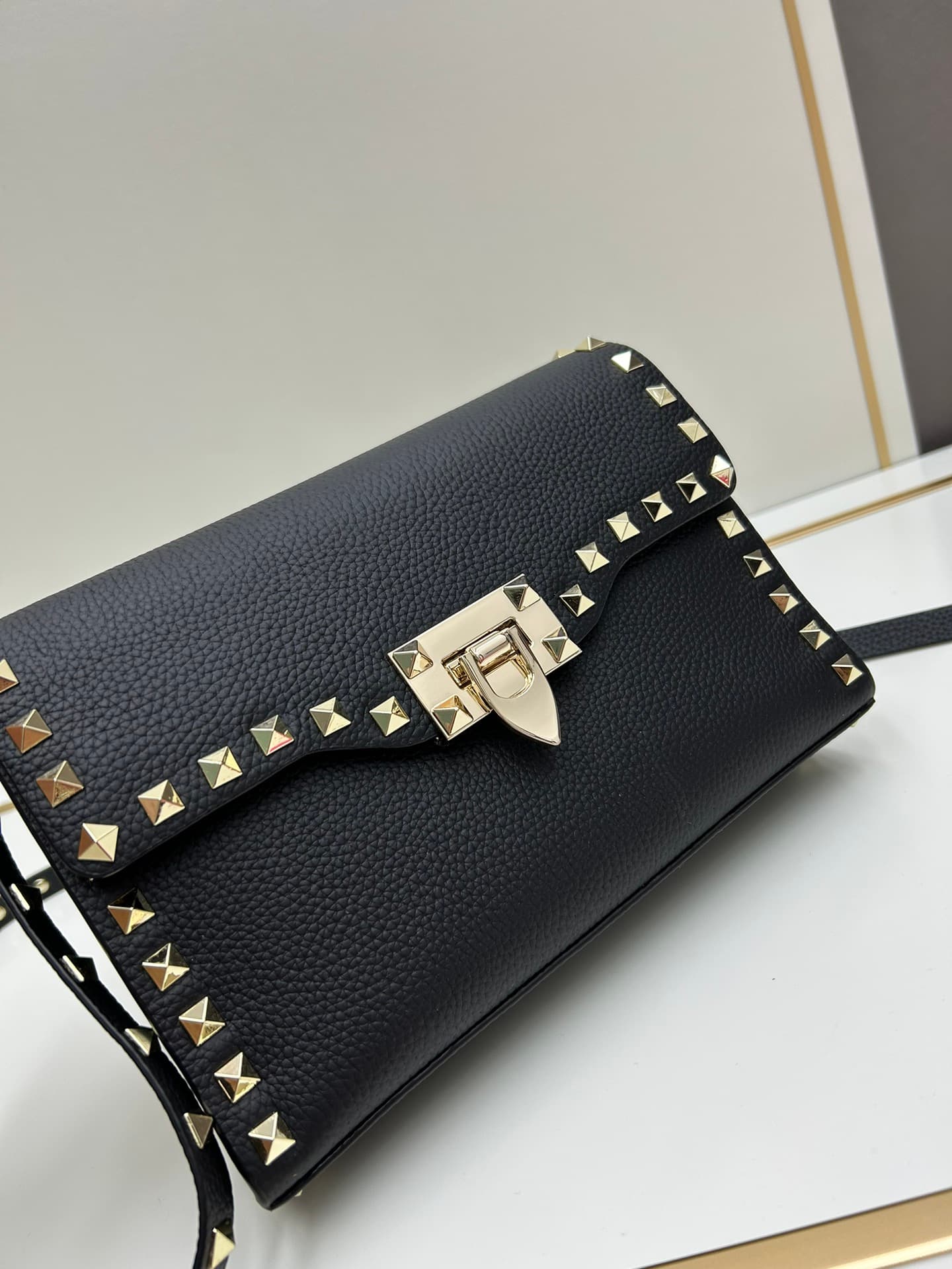 C7753 Valentino Valentino store’s best-selling item 💪 It’s versatile and fashionable; the bag has a great feel, it’s hard to believe! — image 5