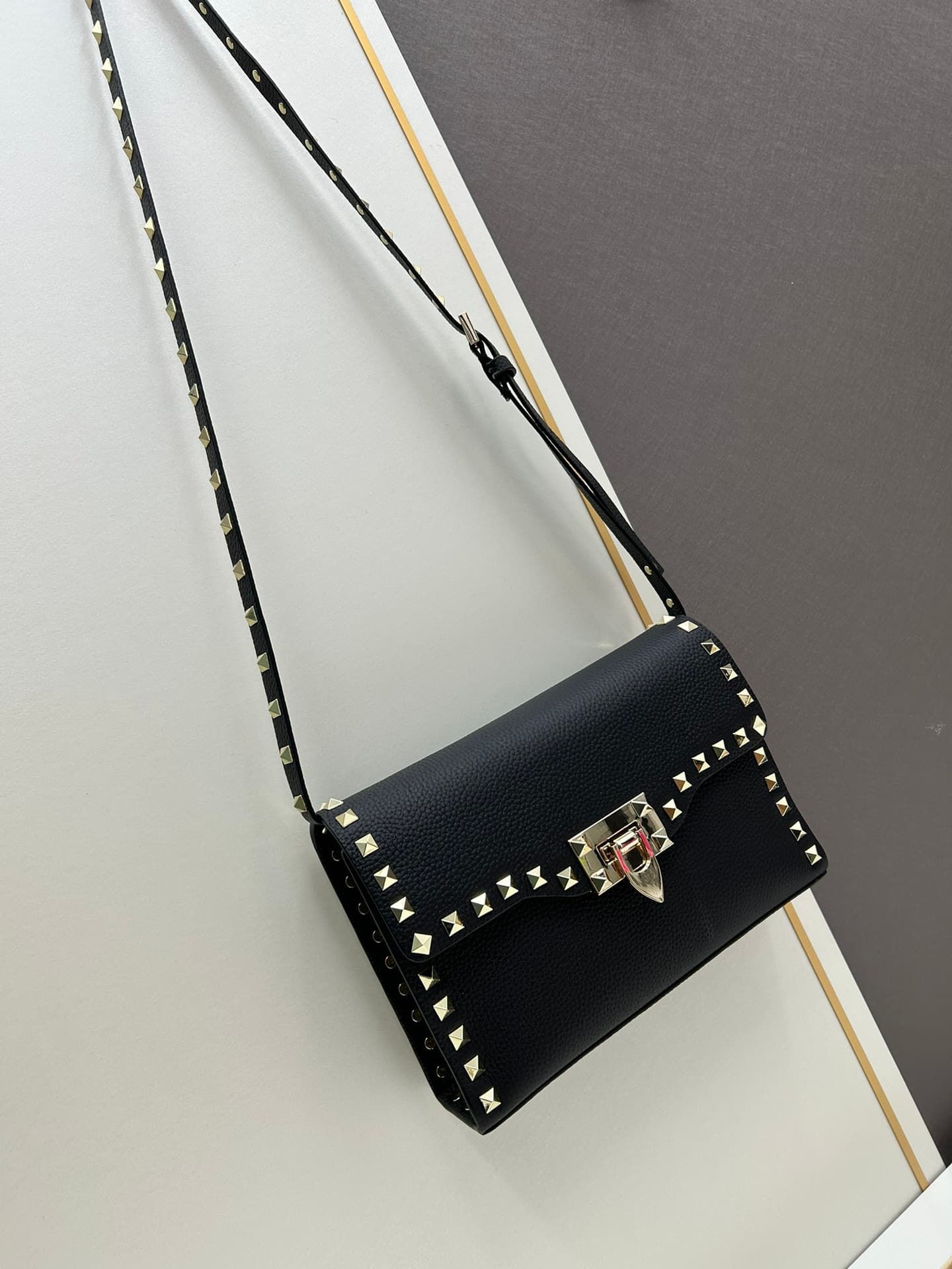 C7753 Valentino Valentino store’s best-selling item 💪 It’s versatile and fashionable; the bag has a great feel, it’s hard to believe! — image 2