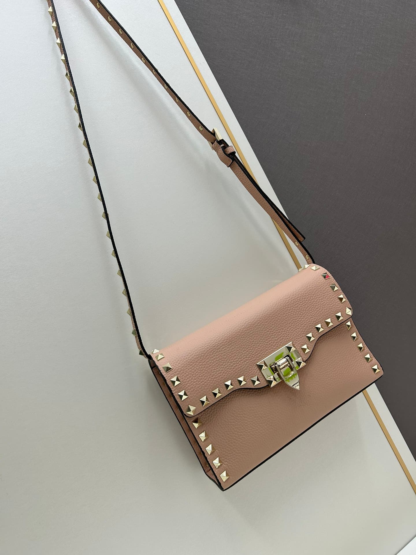 C7752 Valentino Valentino store’s best-selling item 💪 It’s versatile and fashionable; the bag has a great feel, it’s hard to believe! — image 7