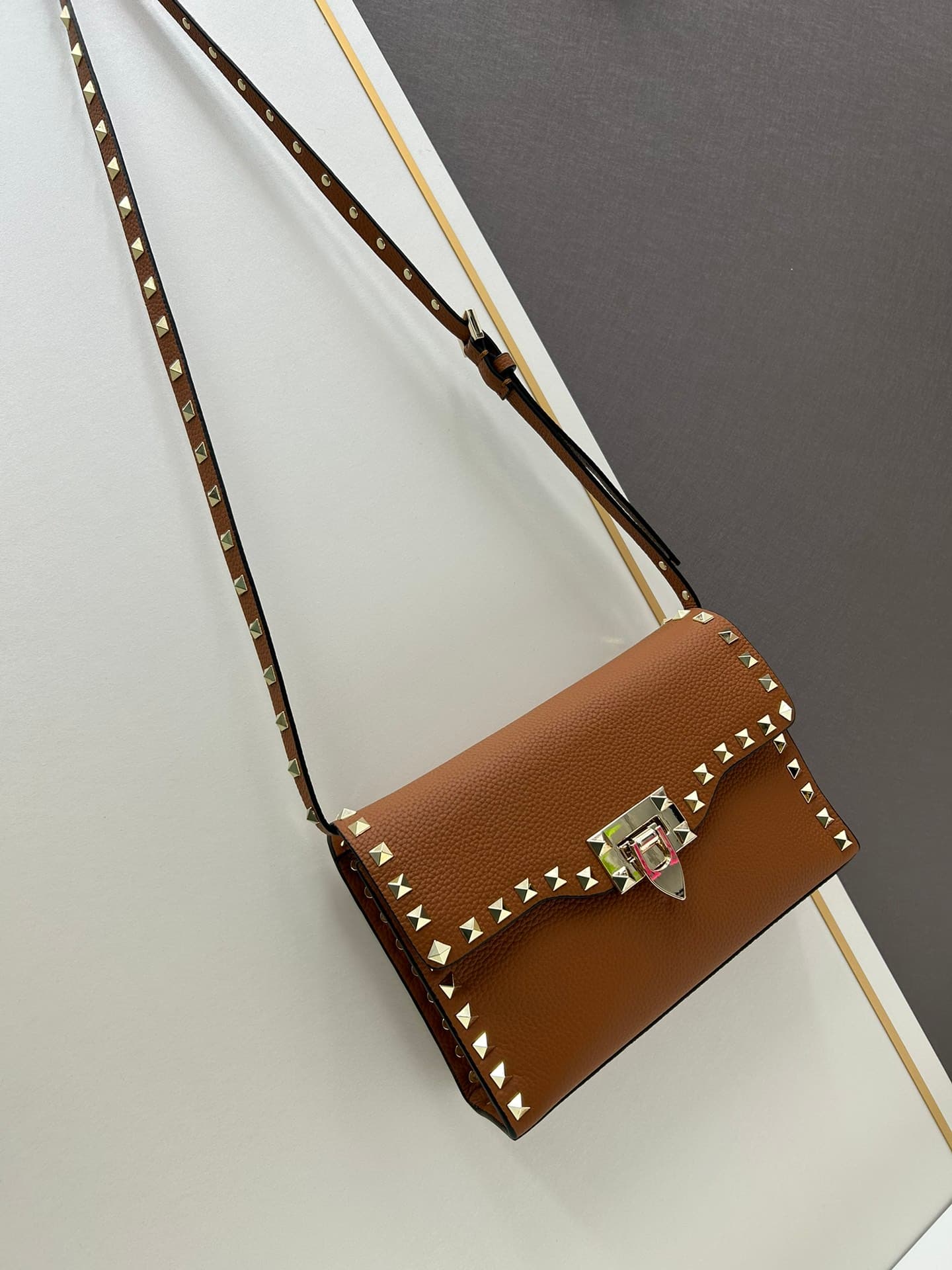 C7752 Valentino Valentino store’s best-selling item 💪 It’s versatile and fashionable; the bag has a great feel, it’s hard to believe! — image 3