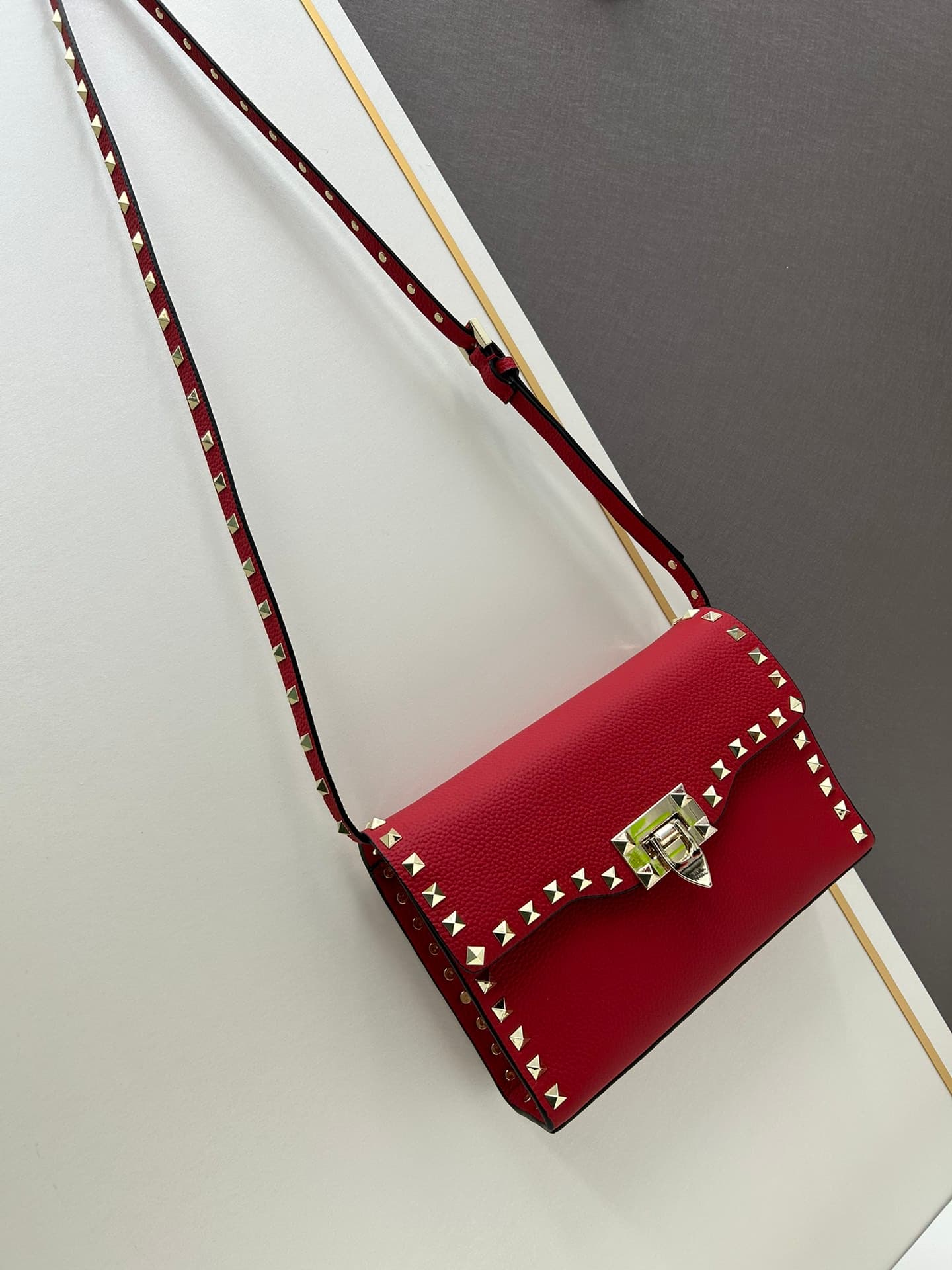 C7752 Valentino Valentino store’s best-selling item 💪 It’s versatile and fashionable; the bag has a great feel, it’s hard to believe! — image 4