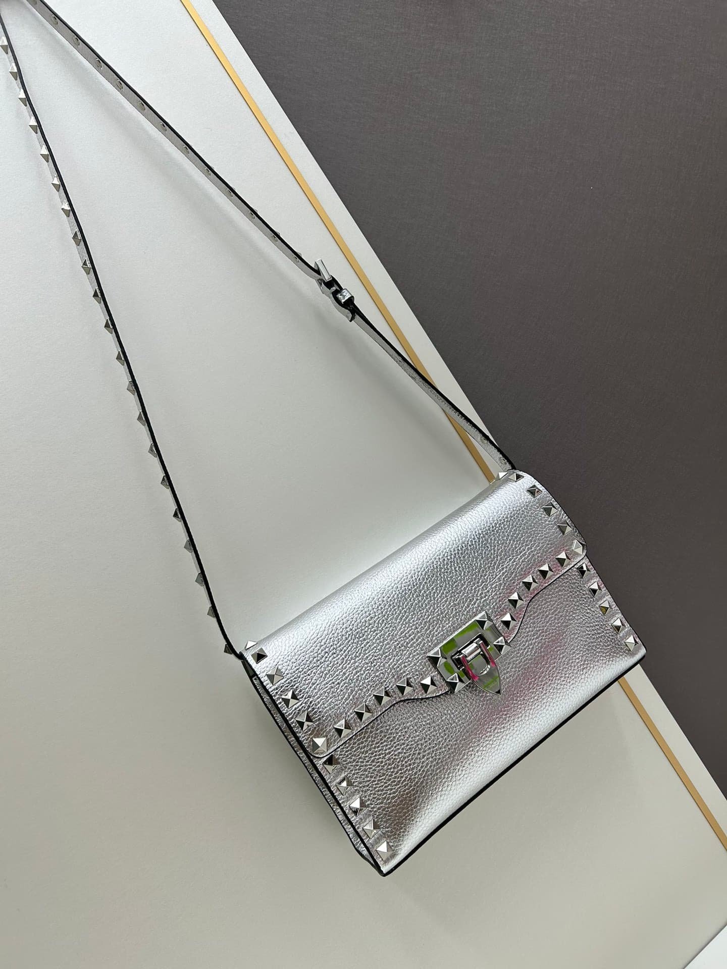C7752 Valentino Valentino store’s best-selling item 💪 It’s versatile and fashionable; the bag has a great feel, it’s hard to believe! — image 6