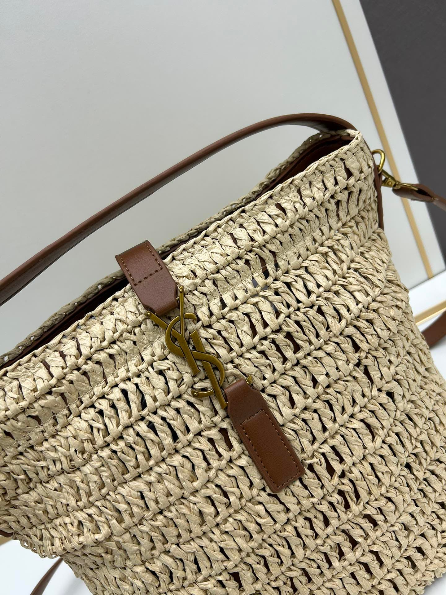 C8753 New model 💰 Saint Laurent LE 37 Rafa grass woven handbag |||| A bucket-shaped bag, with a hook closure on LE CASSANDRE. Made from woven Rafa grass and plant-tanned leather. Adjustable and detachable shoulder strap, allowing various ways of wearing. — image 4