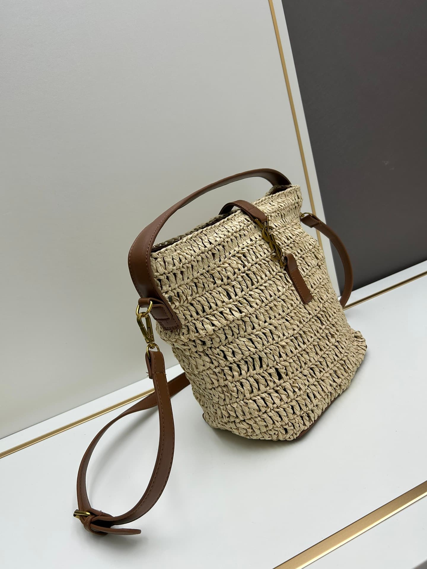 C8753 New model 💰 Saint Laurent LE 37 Rafa grass woven handbag |||| A bucket-shaped bag, with a hook closure on LE CASSANDRE. Made from woven Rafa grass and plant-tanned leather. Adjustable and detachable shoulder strap, allowing various ways of wearing. — image 3