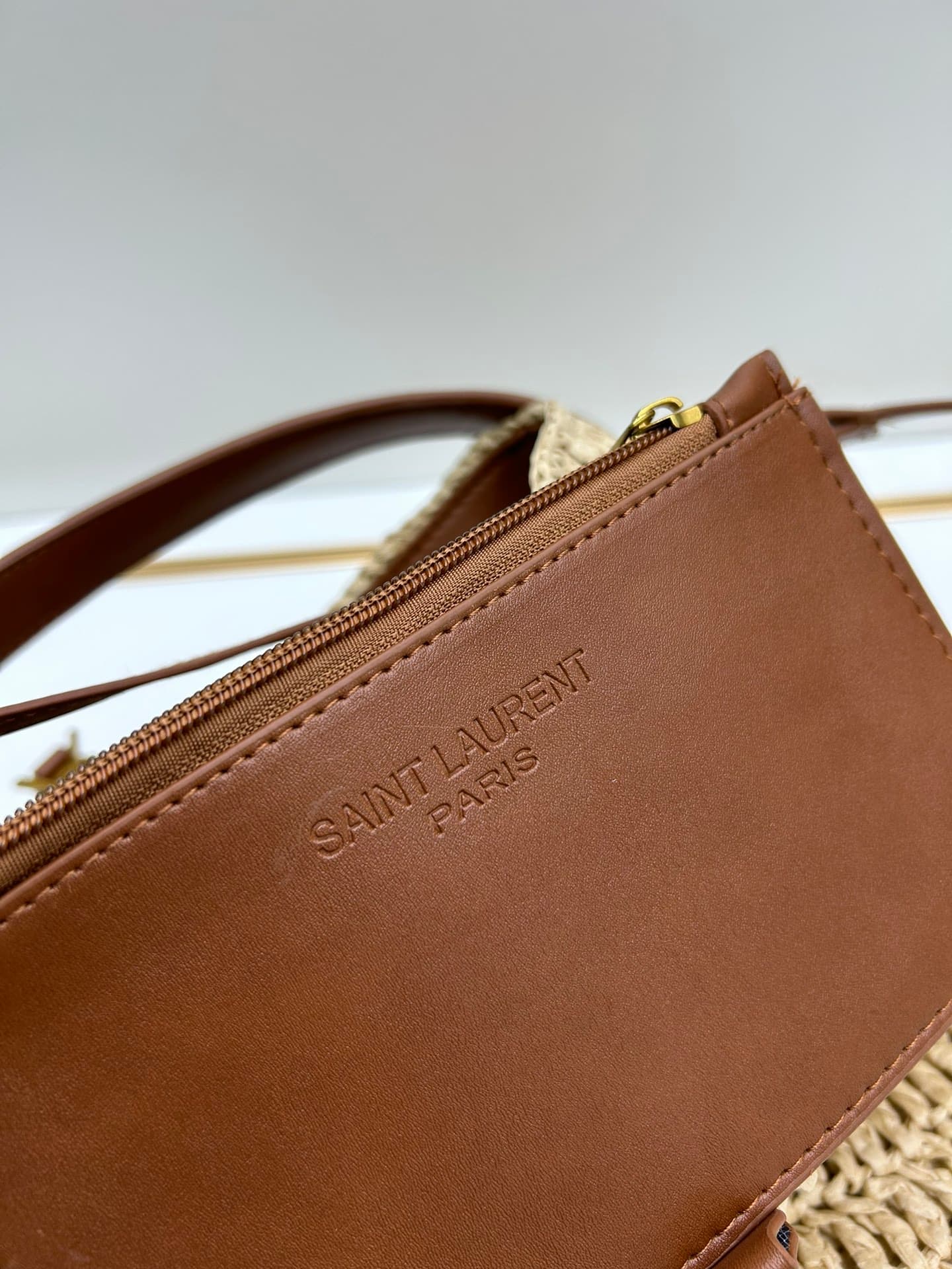 C8753 New model 💰 Saint Laurent LE 37 Rafa grass woven handbag |||| A bucket-shaped bag, with a hook closure on LE CASSANDRE. Made from woven Rafa grass and plant-tanned leather. Adjustable and detachable shoulder strap, allowing various ways of wearing. — image 8