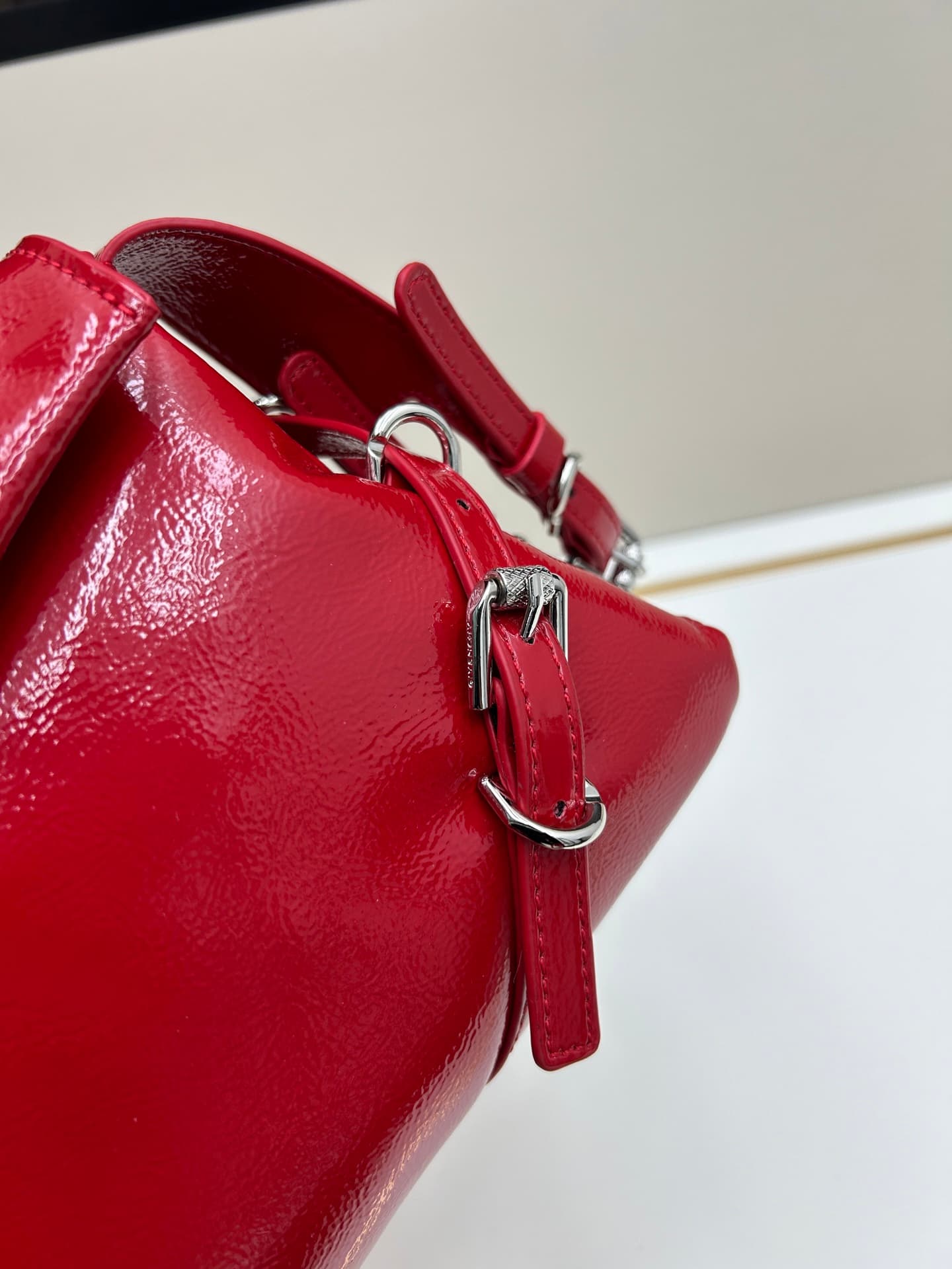 C3181 New GIVENCHY model: Small shoulder bag made of glossy leather with a polished finish — image 5