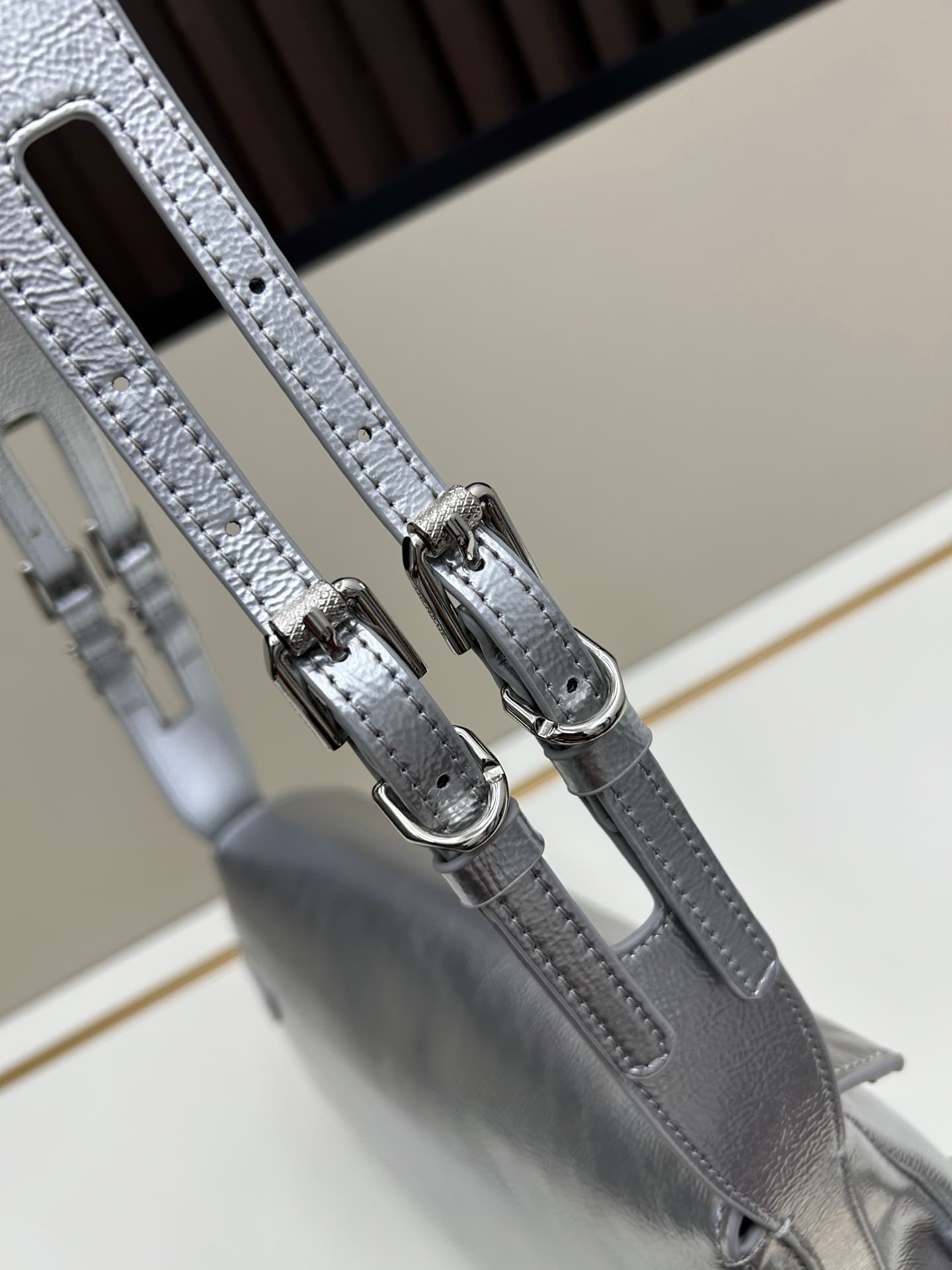 C3180 New GIVENCHY model: Small shoulder bag made of glossy leather with a polished finish — image 6
