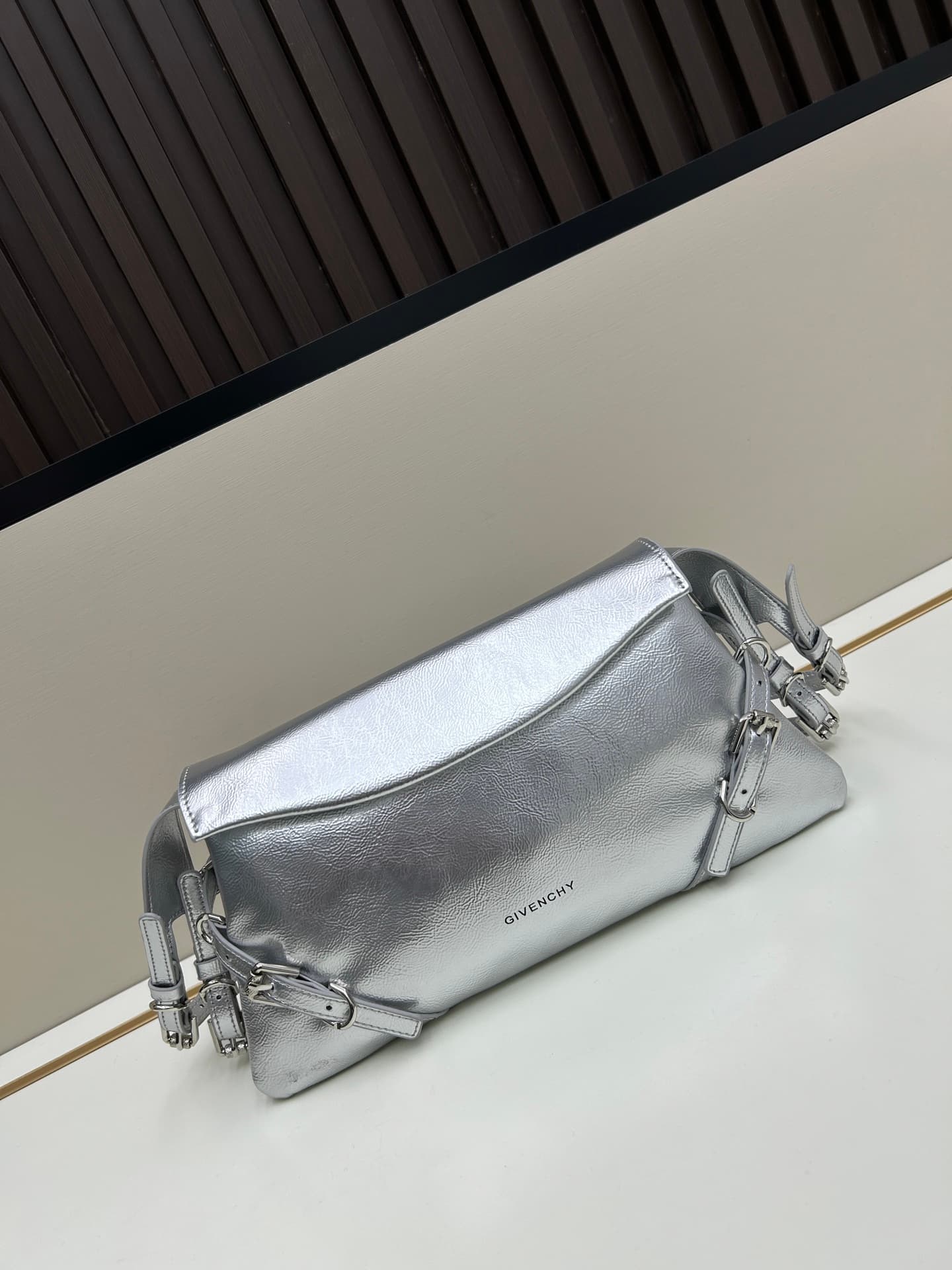 C3180 New GIVENCHY model: Small shoulder bag made of glossy leather with a polished finish — image 4