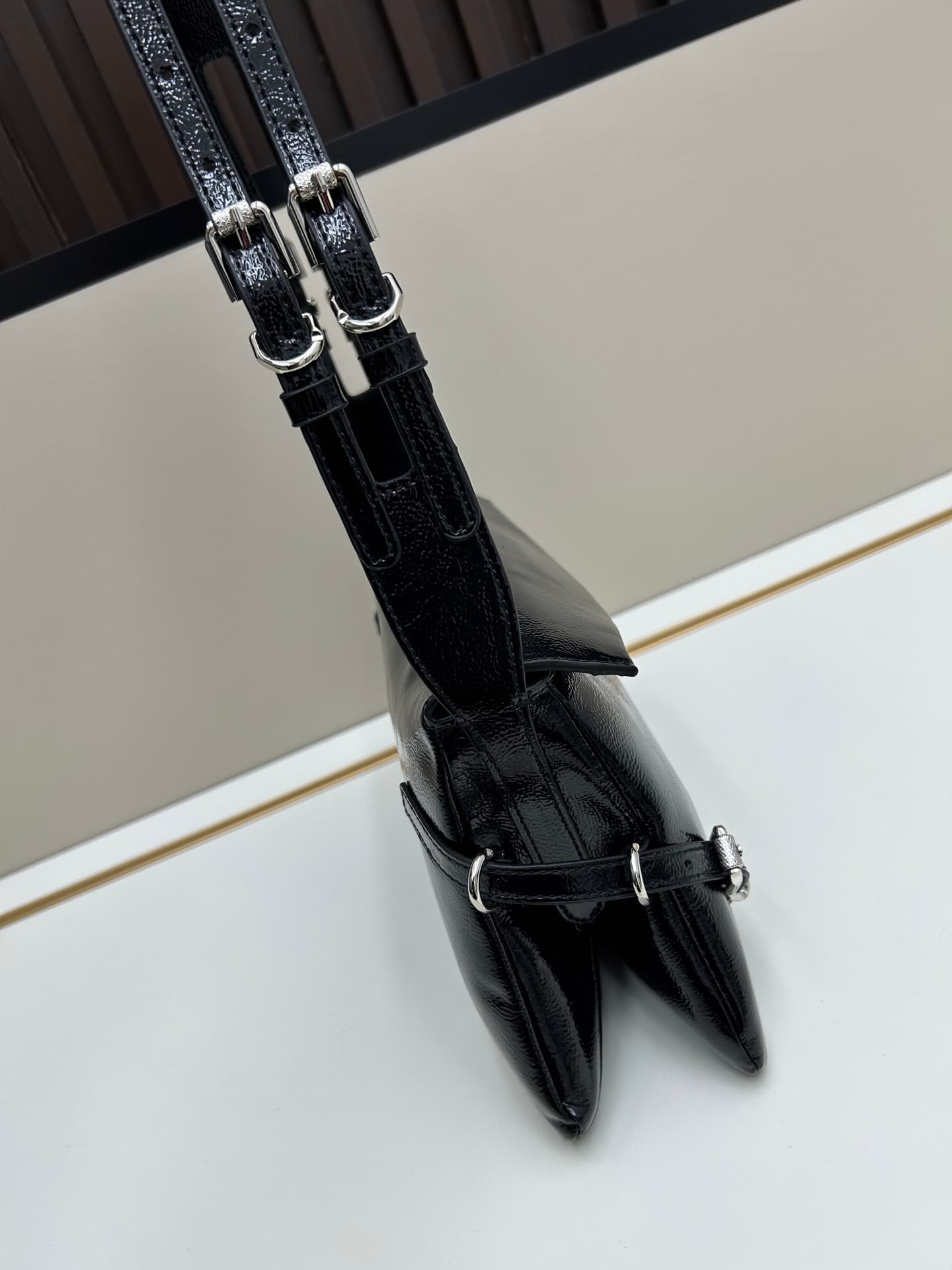 C3179 New GIVENCHY model: Small shoulder bag made of glossy leather with a cowhide texture — image 2