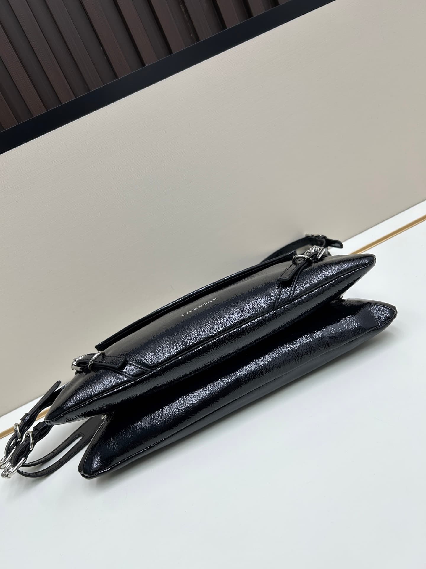 C3179 New GIVENCHY model: Small shoulder bag made of glossy leather with a cowhide texture — image 6
