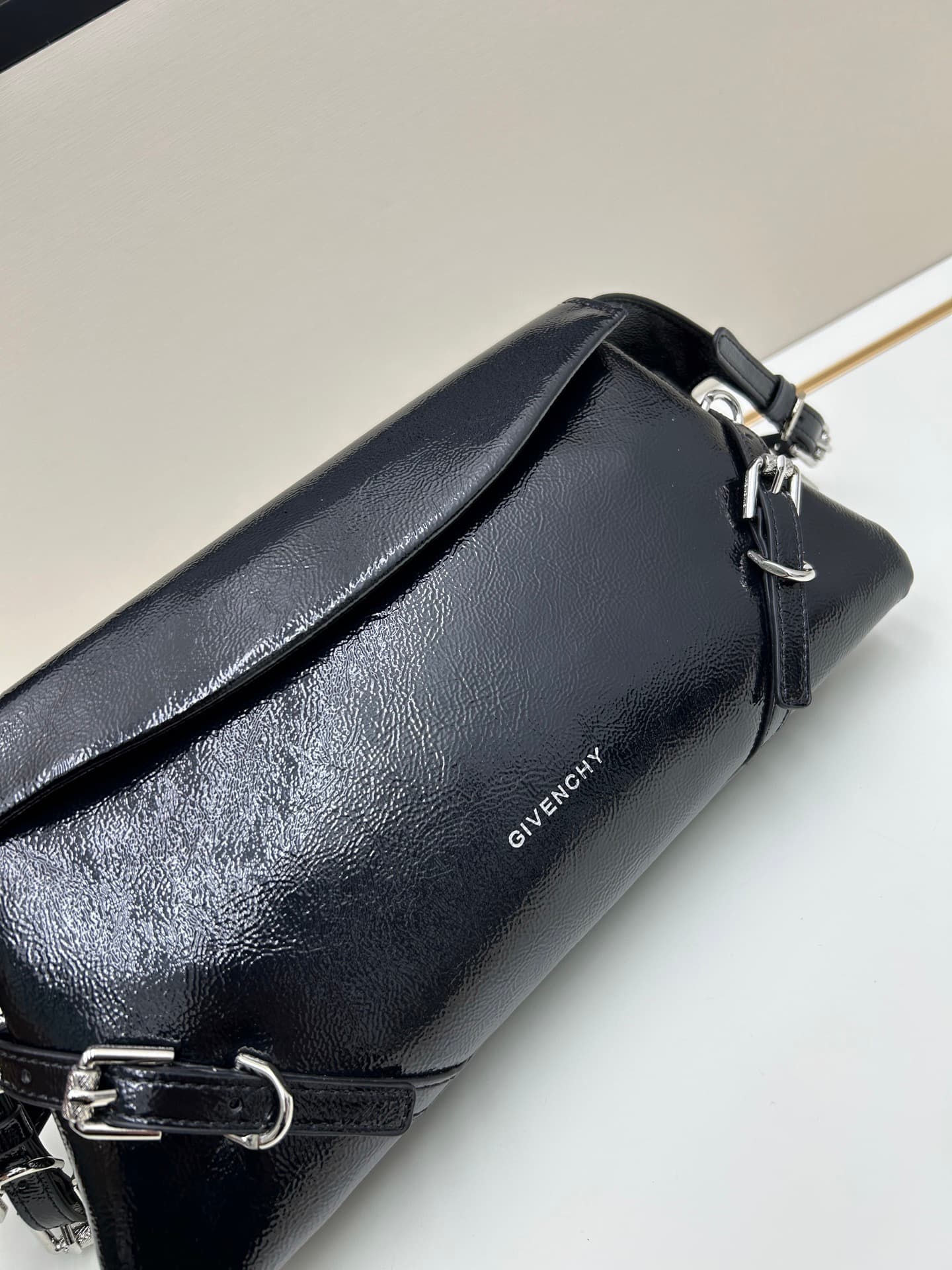 C3179 New GIVENCHY model: Small shoulder bag made of glossy leather with a cowhide texture — image 5
