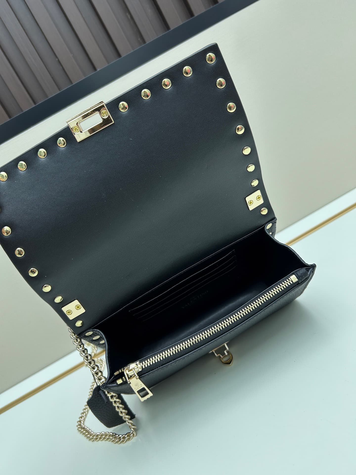 C8276 .New❤Garavani Rockstud Mini leather crossbody bag, featuring the iconic hook closure design — image 7