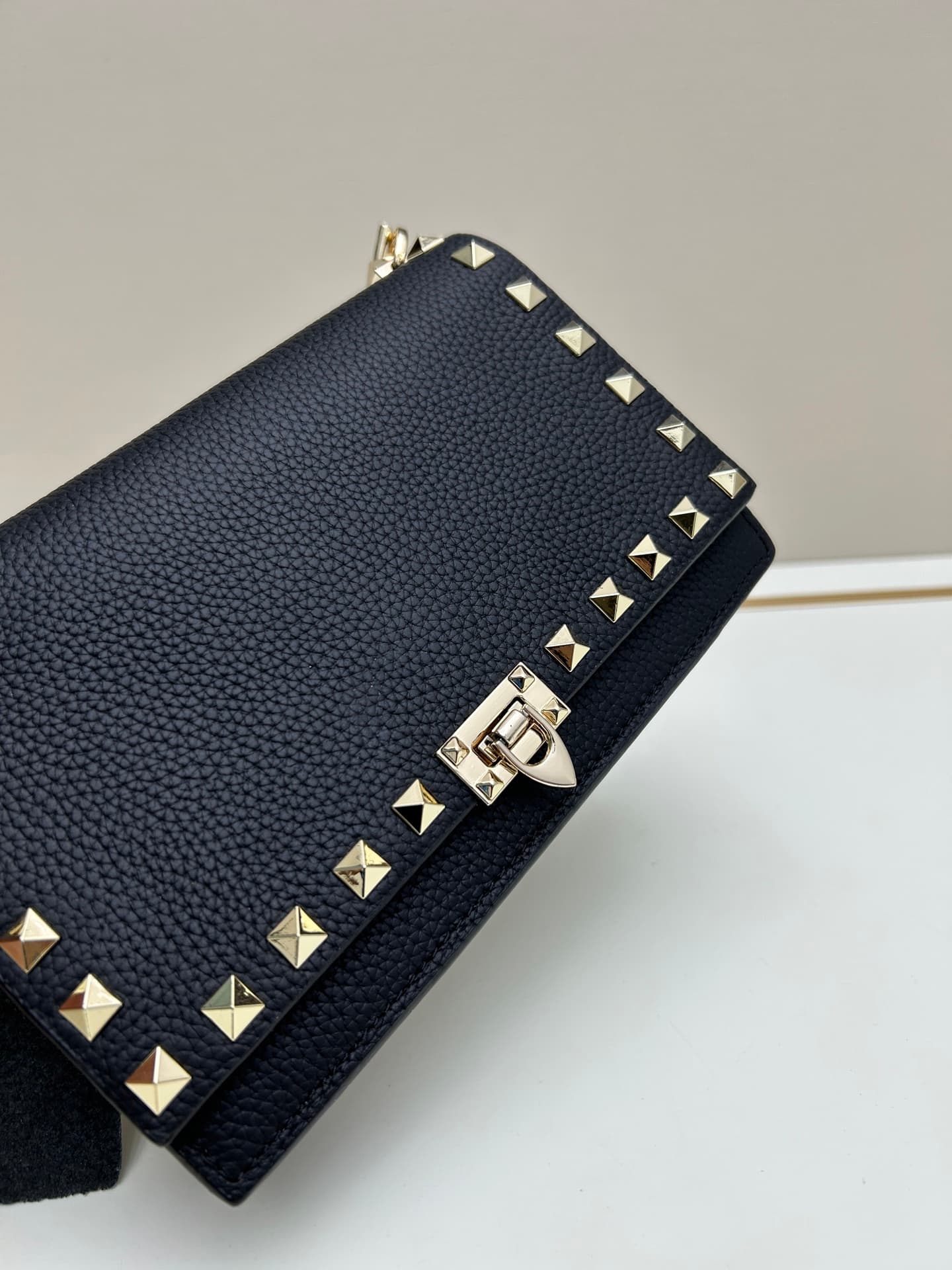 C8276 .New❤Garavani Rockstud Mini leather crossbody bag, featuring the iconic hook closure design — image 4