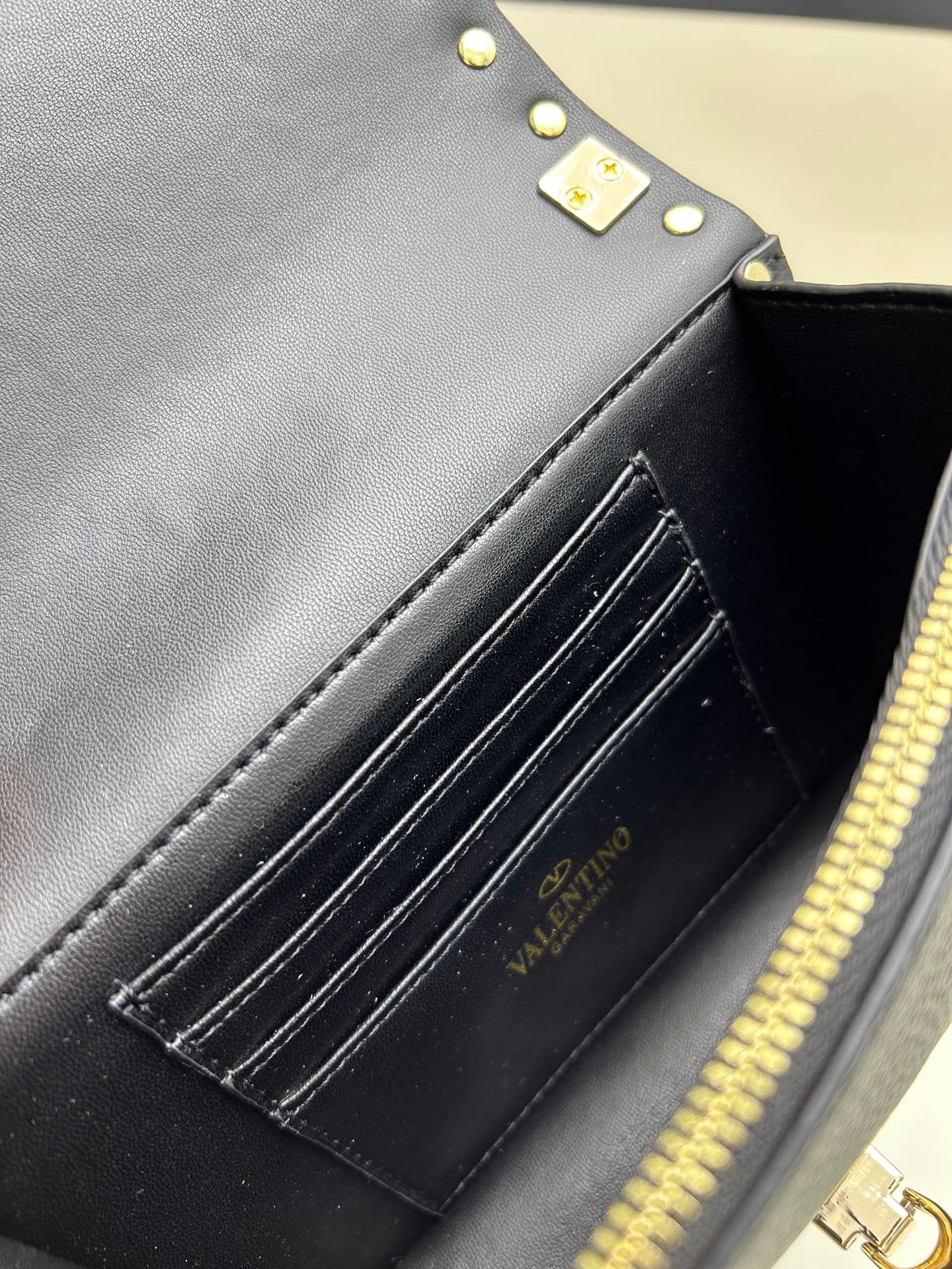 C8276 .New❤Garavani Rockstud Mini leather crossbody bag, featuring the iconic hook closure design — image 8