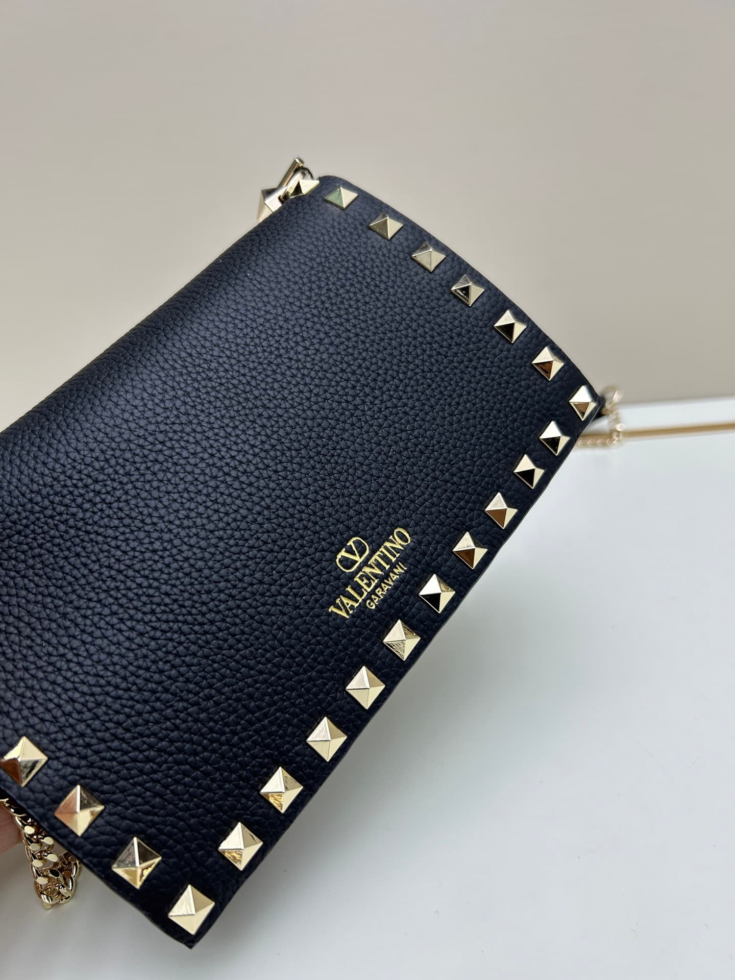 C8276 .New❤Garavani Rockstud Mini leather crossbody bag, featuring the iconic hook closure design — image 3