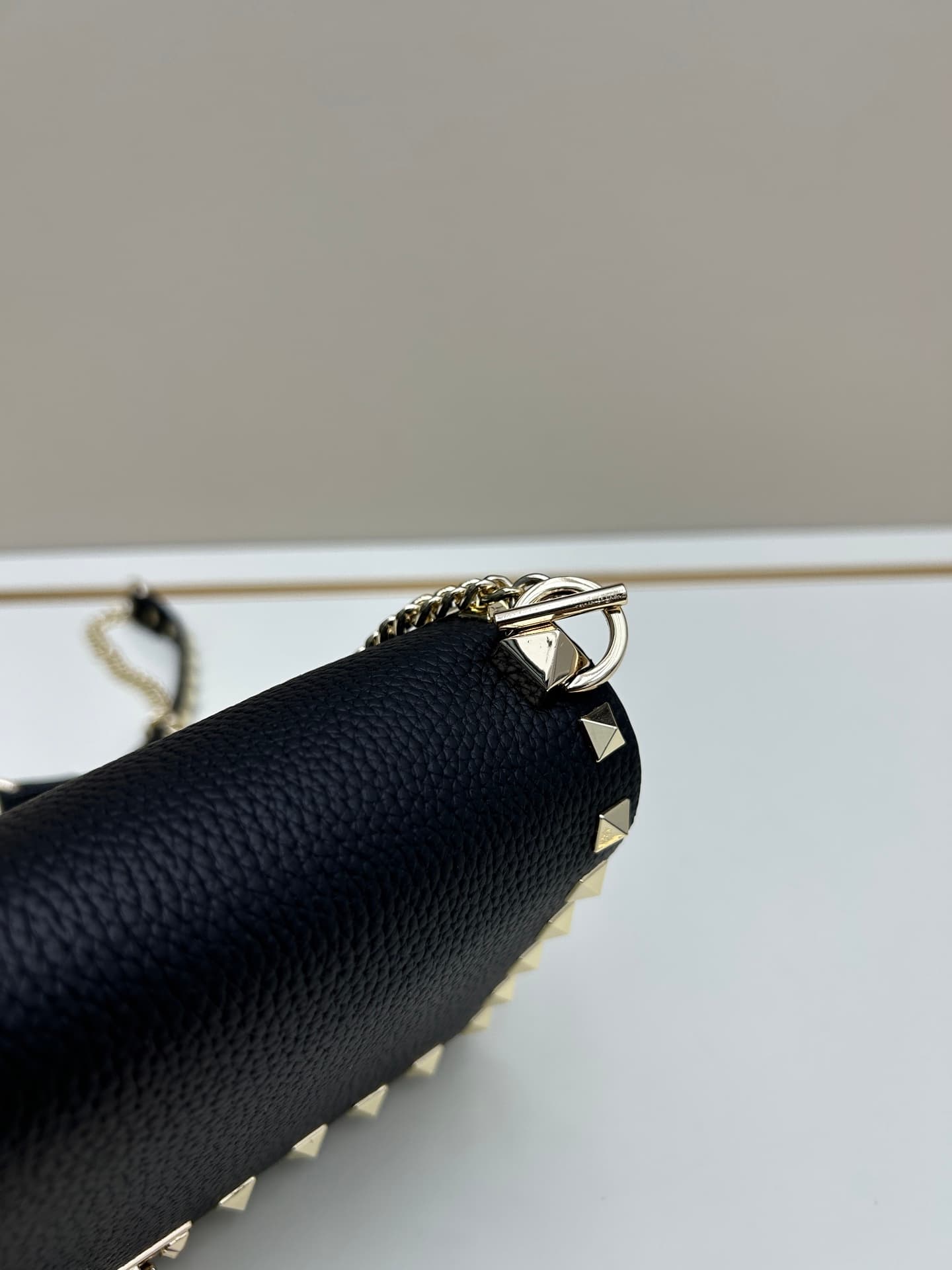 C8276 .New❤Garavani Rockstud Mini leather crossbody bag, featuring the iconic hook closure design — image 5