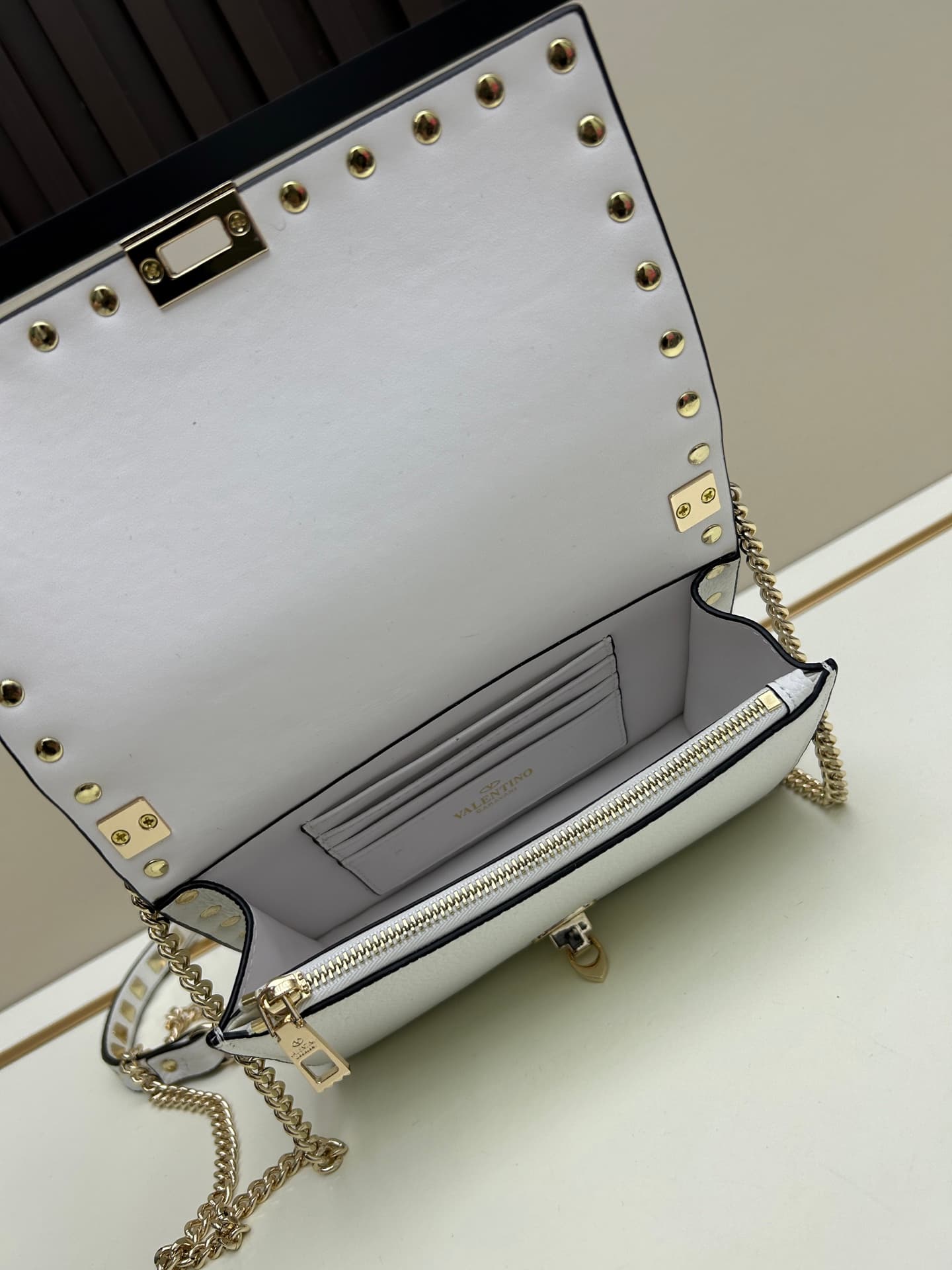 C8275 .New❤Garavani Rockstud Small leather satchel, featuring the iconic hook-clasp closure design — image 7