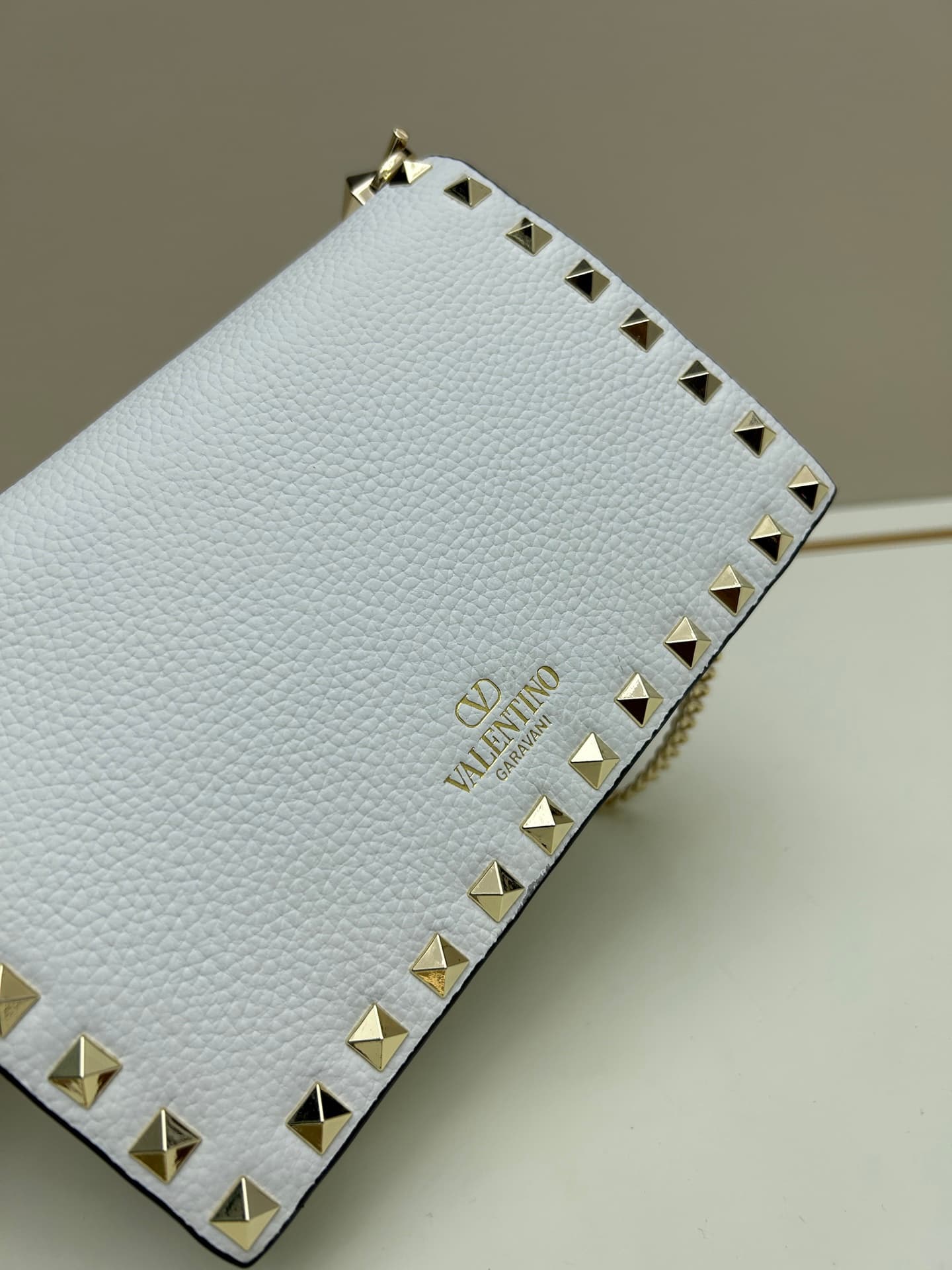 C8275 .New❤Garavani Rockstud Small leather satchel, featuring the iconic hook-clasp closure design — image 6