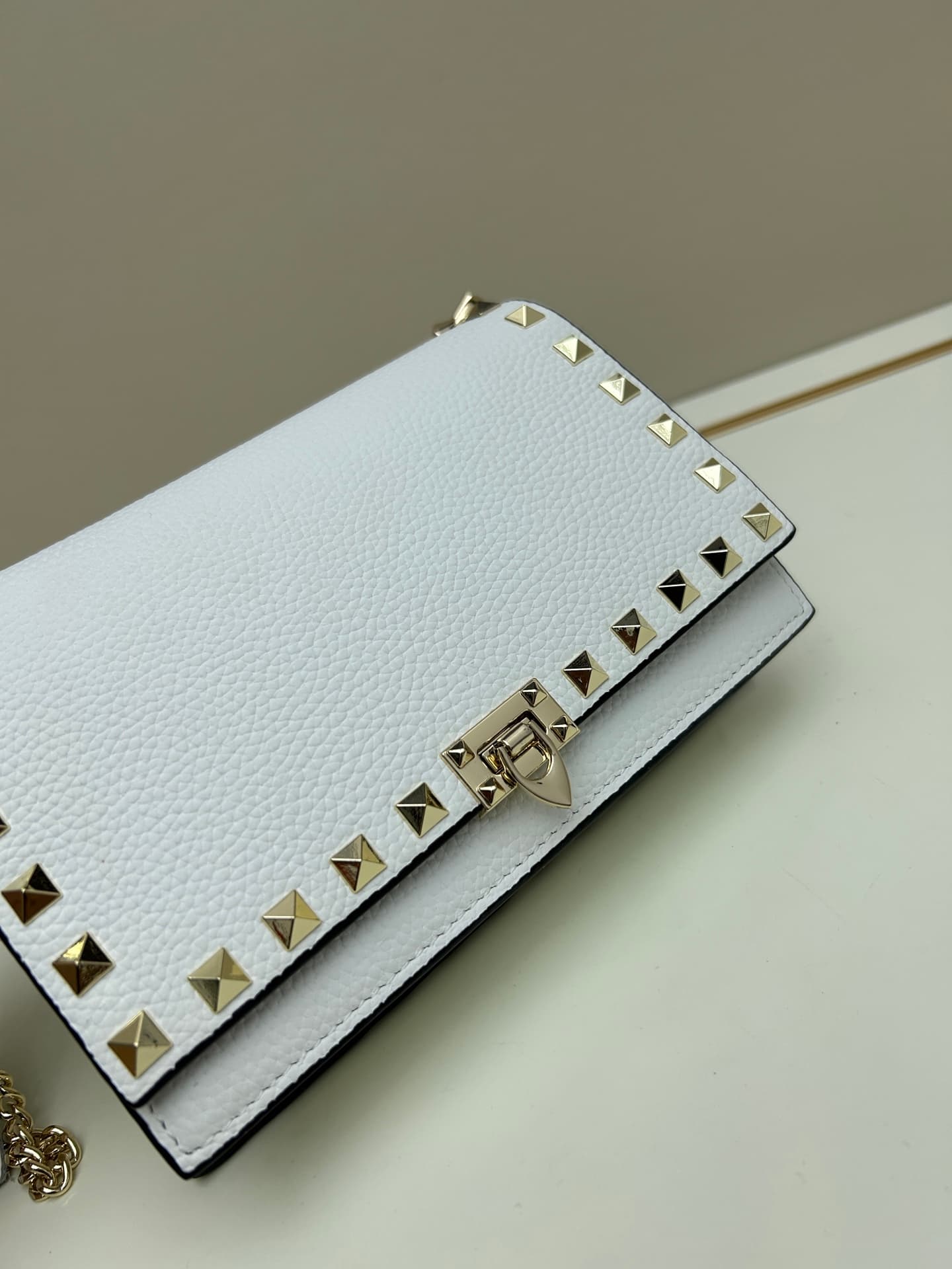 C8275 .New❤Garavani Rockstud Small leather satchel, featuring the iconic hook-clasp closure design — image 3