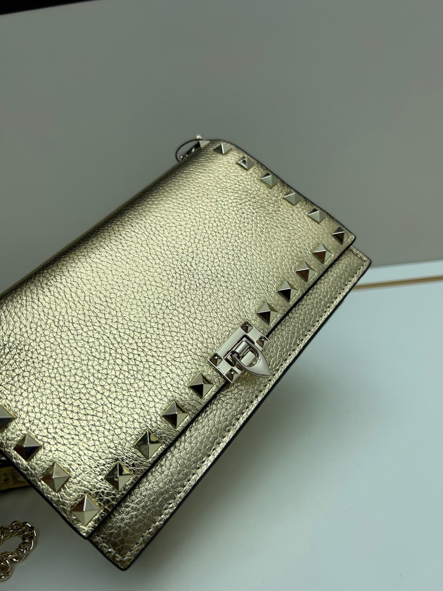 C8274 .New❤Garavani Rockstud Mini leather crossbody bag, featuring the iconic hook fastenings for easy opening and closing — image 5