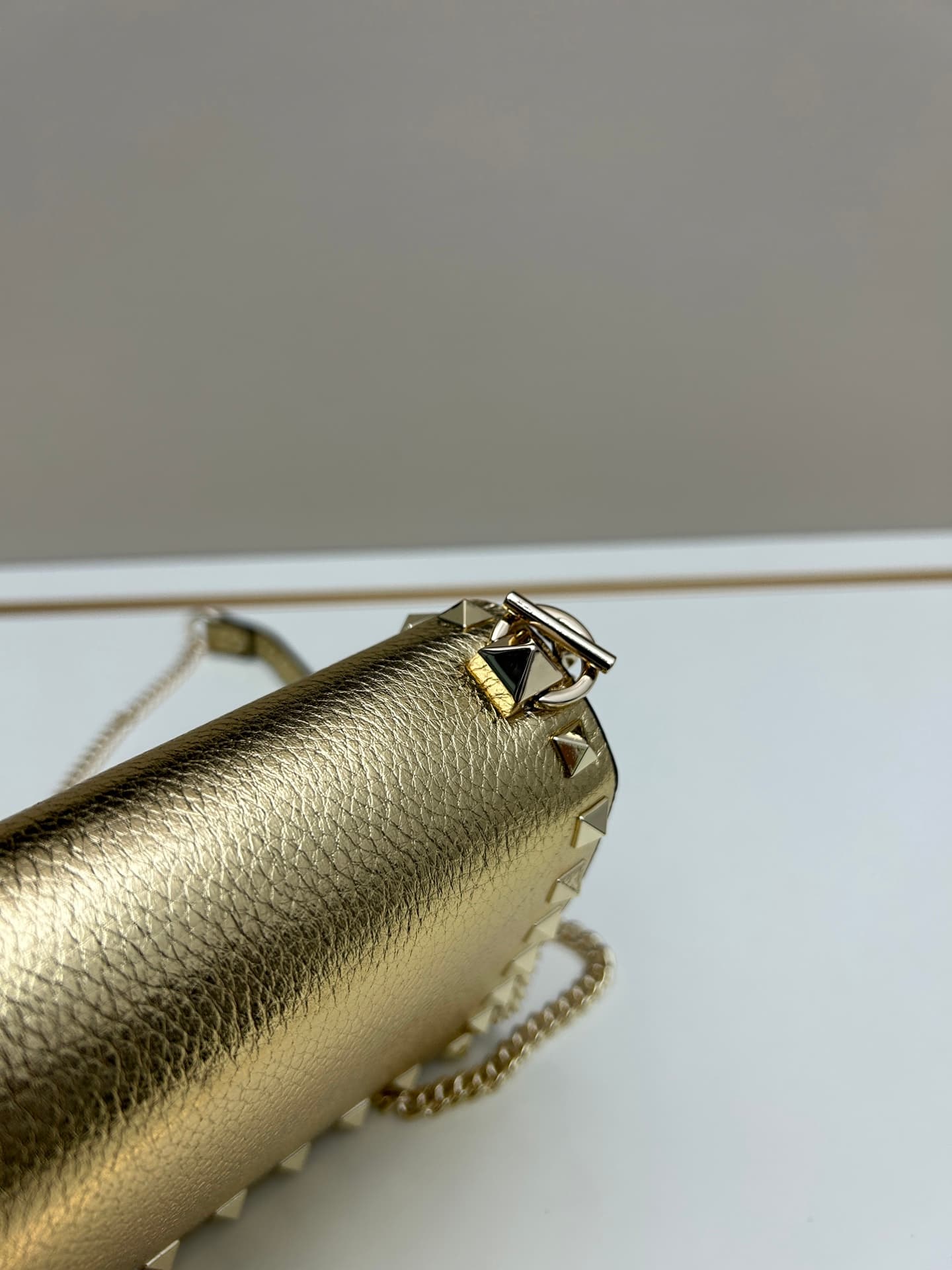 C8274 .New❤Garavani Rockstud Mini leather crossbody bag, featuring the iconic hook fastenings for easy opening and closing — image 4