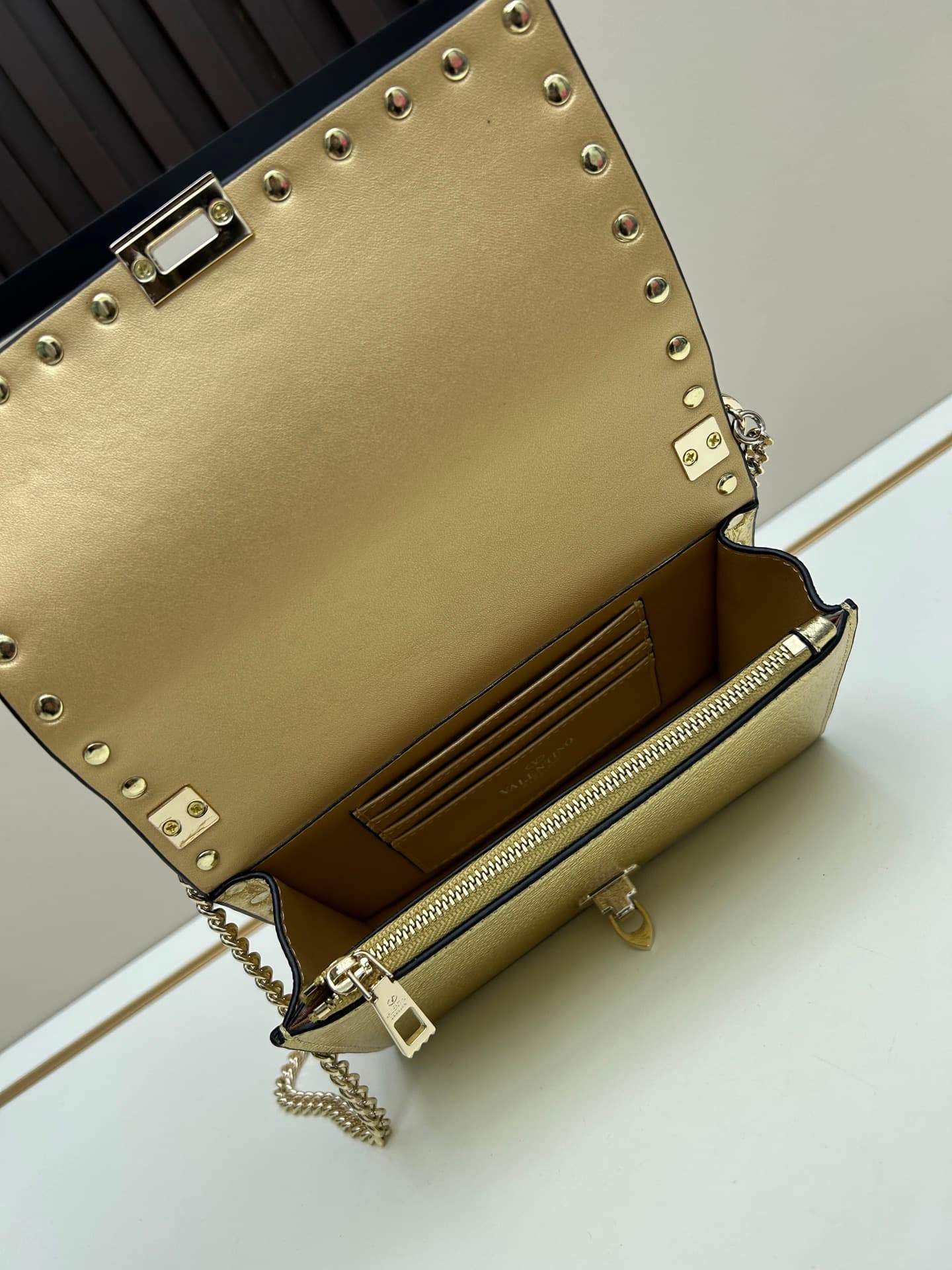 C8274 .New❤Garavani Rockstud Mini leather crossbody bag, featuring the iconic hook fastenings for easy opening and closing — image 7