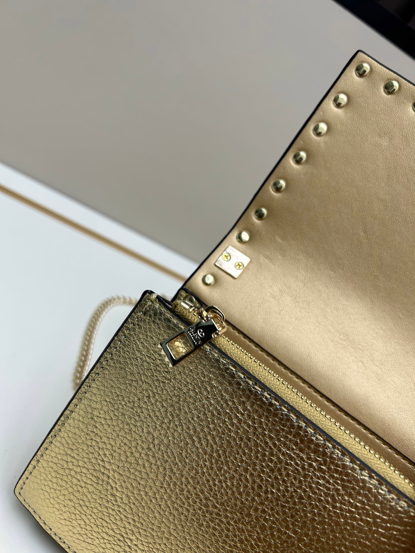 C8274 .New❤Garavani Rockstud Mini leather crossbody bag, featuring the iconic hook fastenings for easy opening and closing — image 8