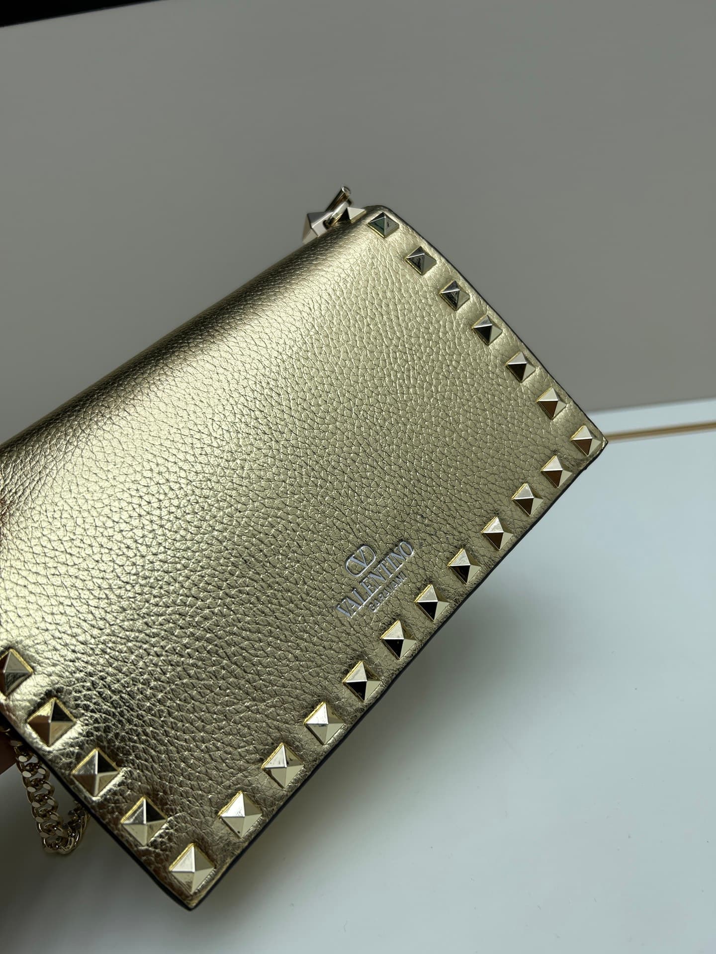 C8274 .New❤Garavani Rockstud Mini leather crossbody bag, featuring the iconic hook fastenings for easy opening and closing — image 3