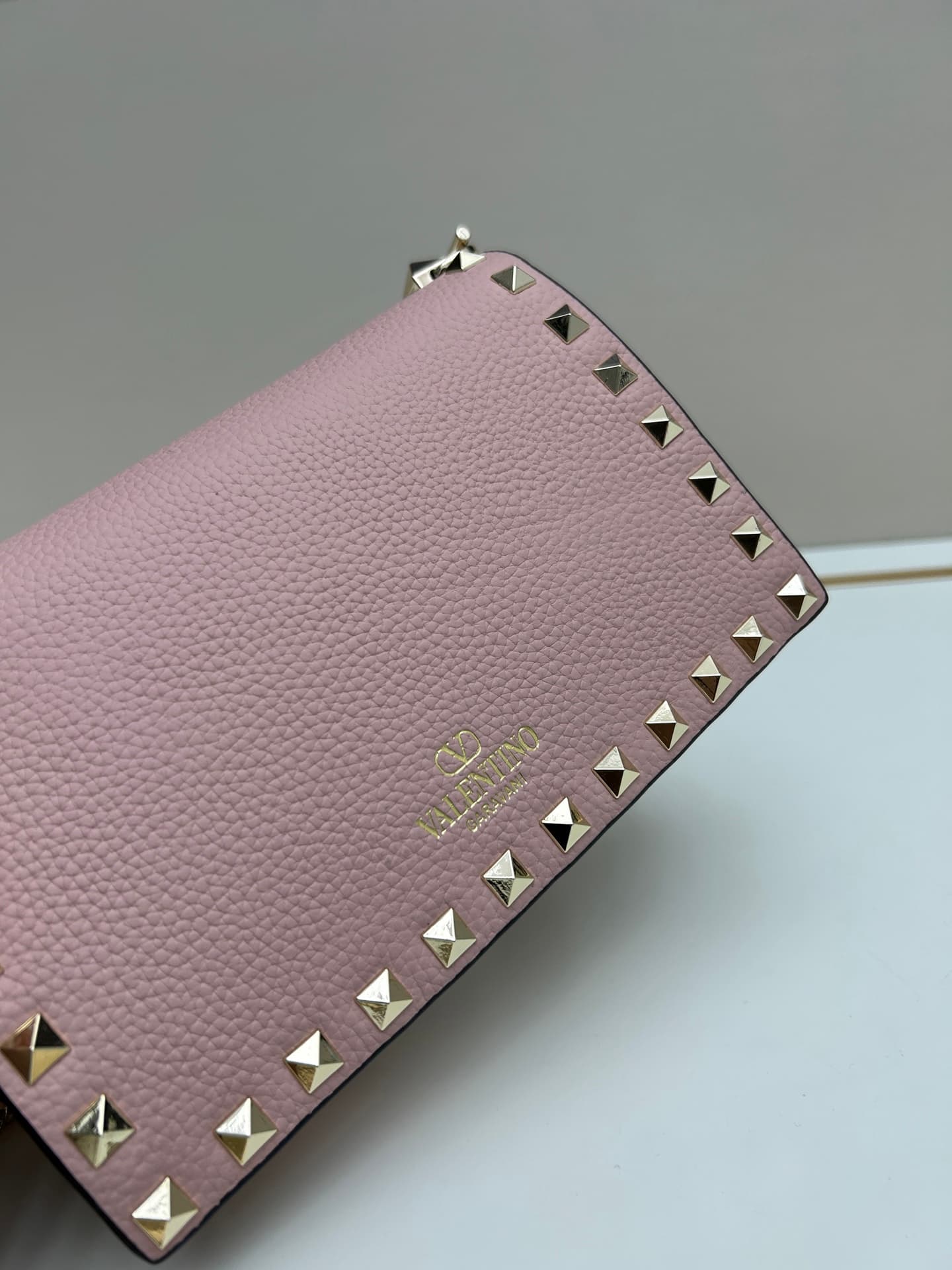 C8272 .New❤Garavani Rockstud Mini leather crossbody bag, featuring the iconic hook closure design — image 3
