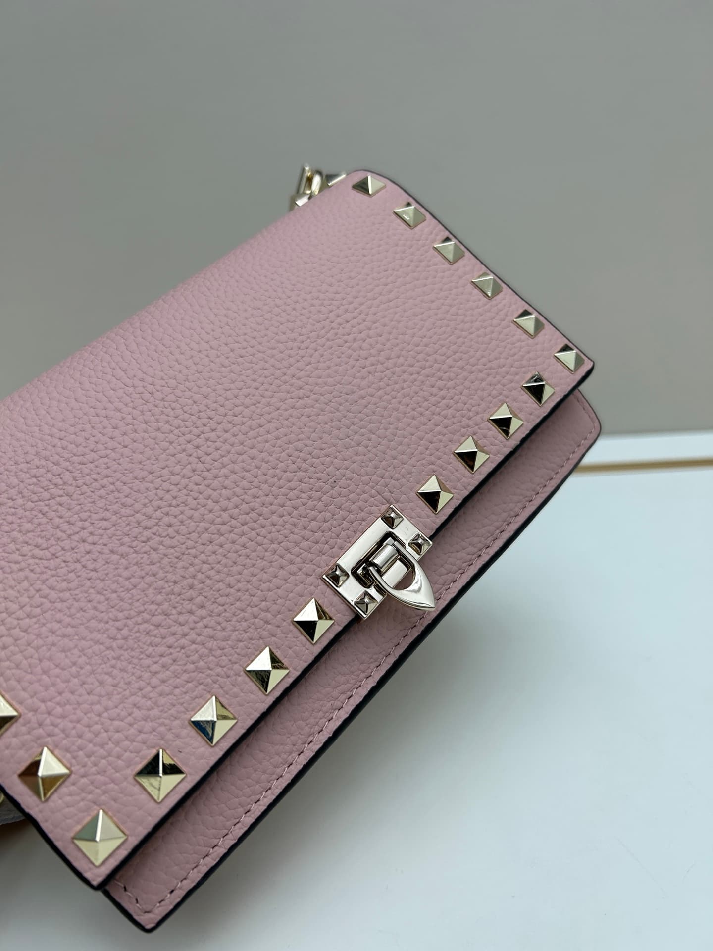 C8272 .New❤Garavani Rockstud Mini leather crossbody bag, featuring the iconic hook closure design — image 5