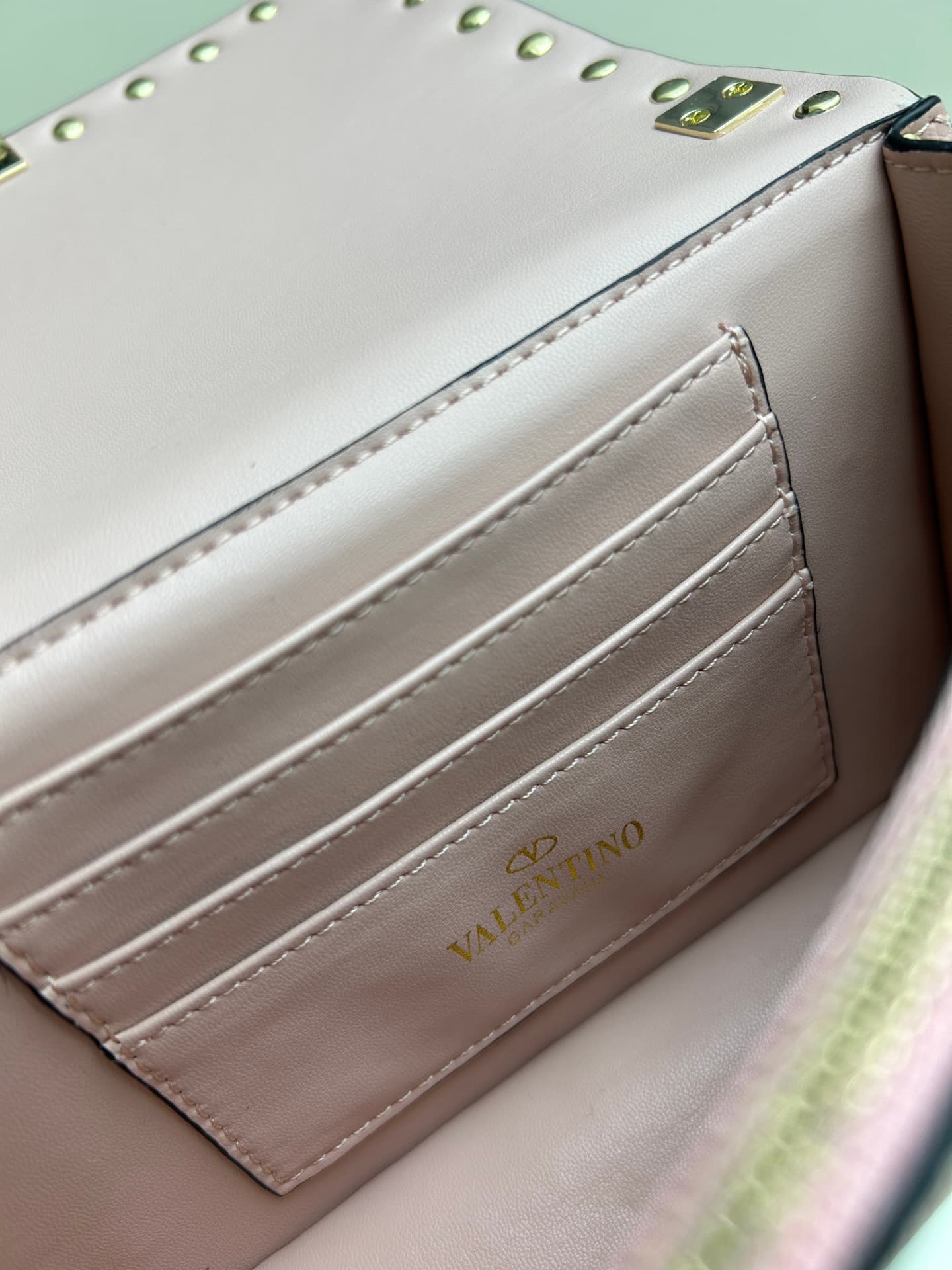 C8272 .New❤Garavani Rockstud Mini leather crossbody bag, featuring the iconic hook closure design — image 8