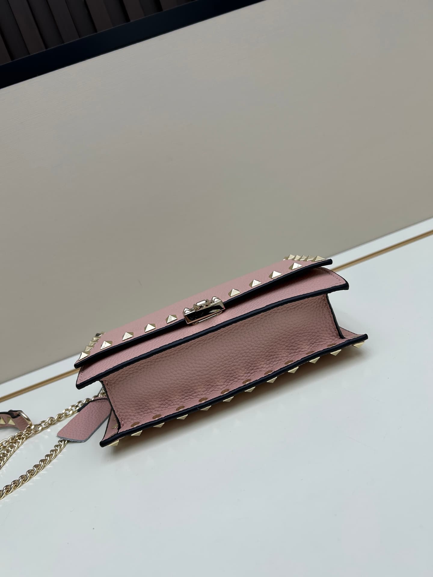 C8272 .New❤Garavani Rockstud Mini leather crossbody bag, featuring the iconic hook closure design — image 6