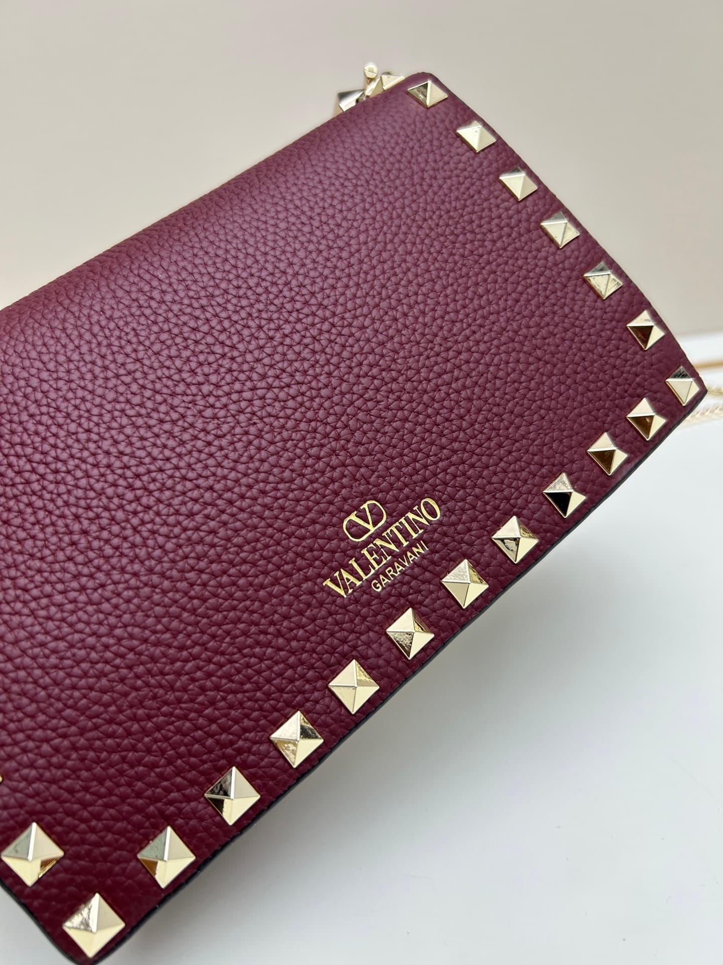 C8273 .New❤Garavani Rockstud Mini leather crossbody bag, featuring the iconic hook-closure design — image 3