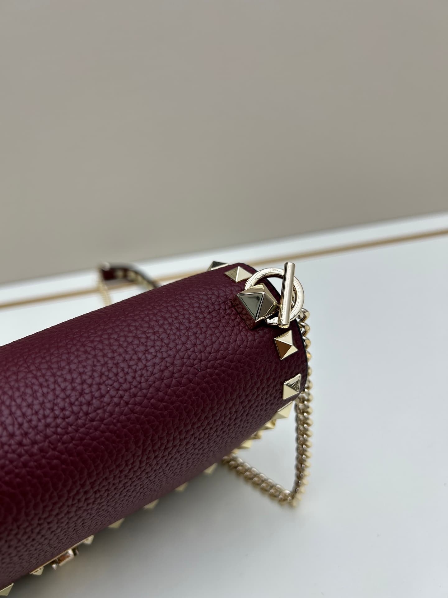 C8273 .New❤Garavani Rockstud Mini leather crossbody bag, featuring the iconic hook-closure design — image 4