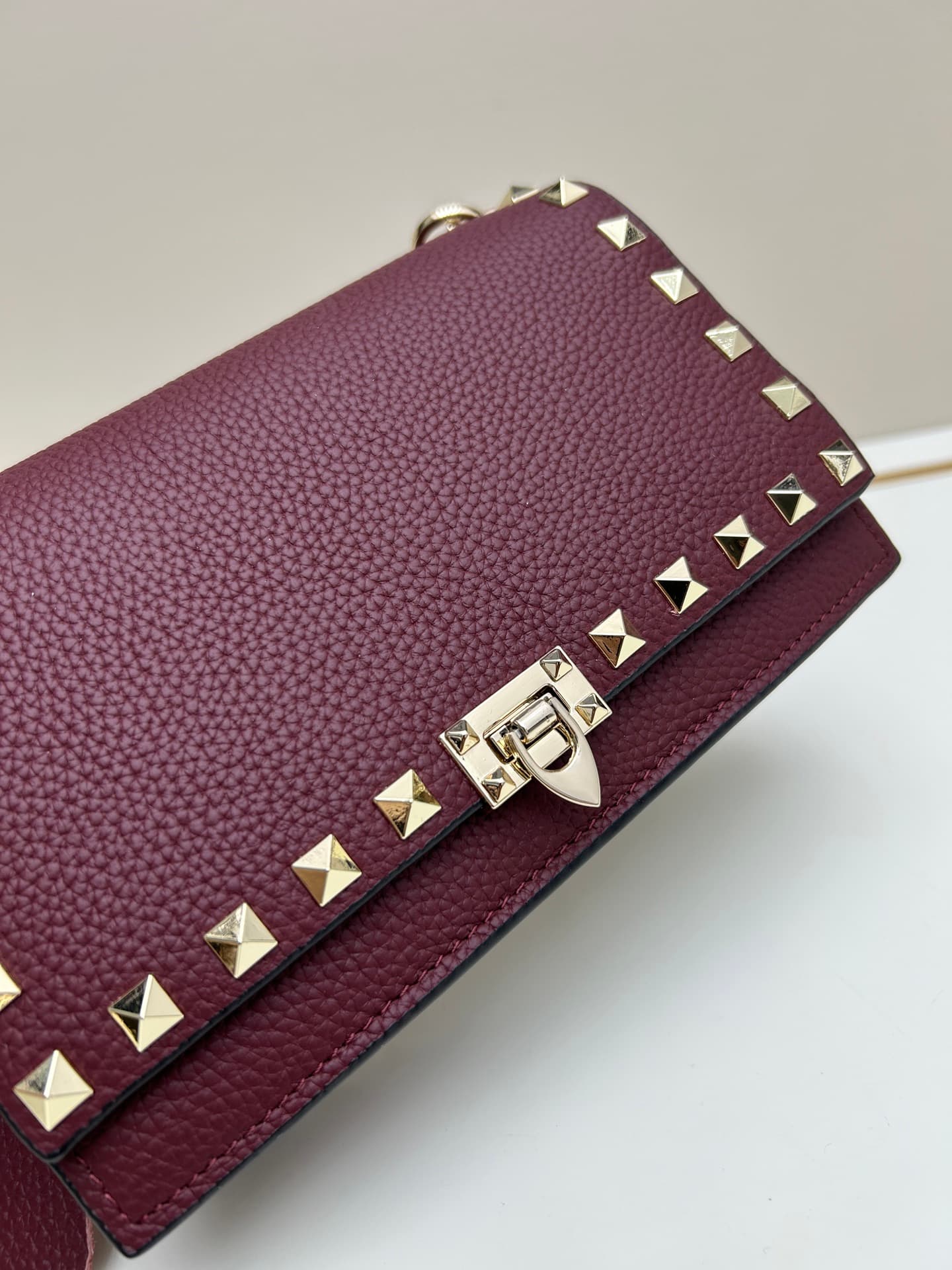C8273 .New❤Garavani Rockstud Mini leather crossbody bag, featuring the iconic hook-closure design — image 5