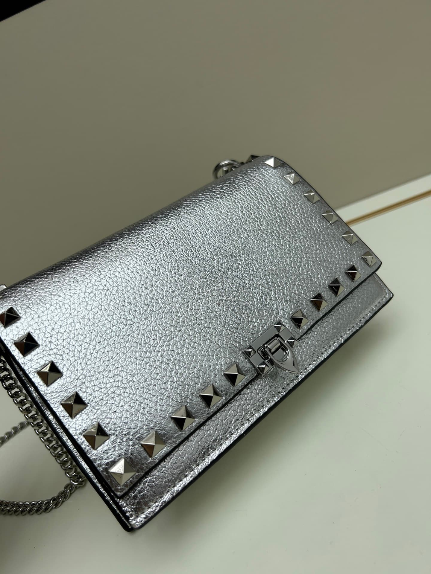 C8271 .New❤Garavani Rockstud Small size leather crossbody bag, featuring the iconic hook fastener design — image 3