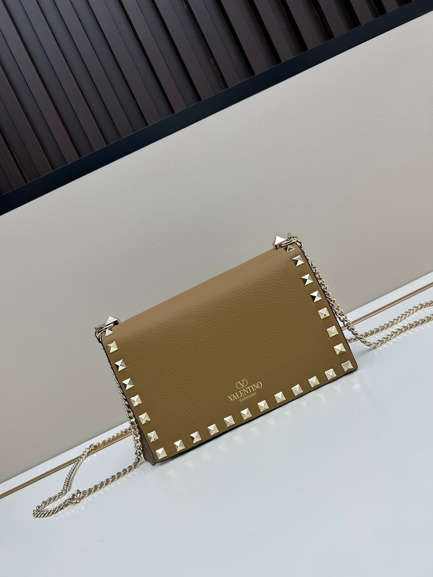 C8270 .New❤Garavani Rockstud Small leather satchel, with its iconic hook closure design — image 2